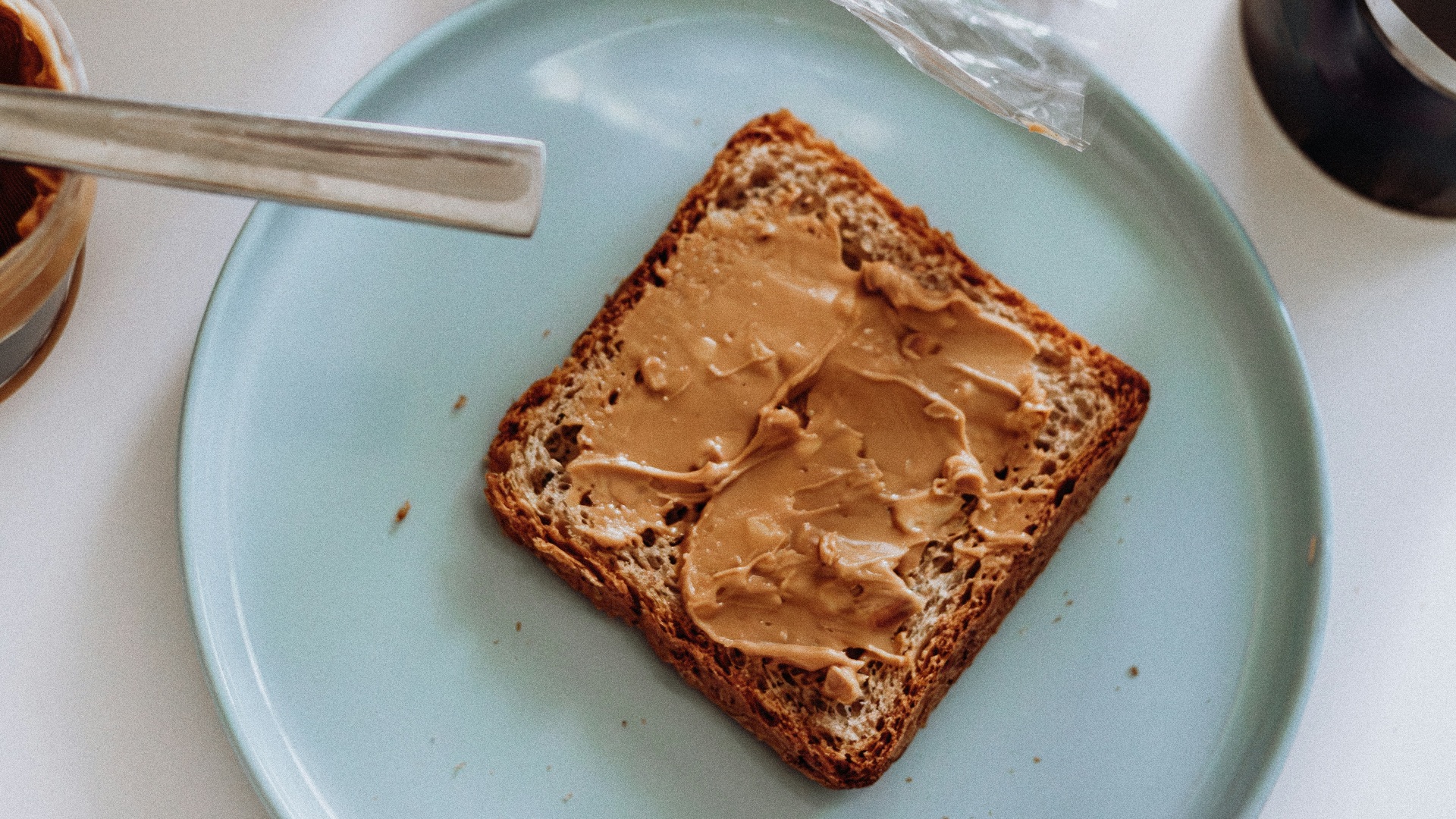 3. Tartine de pain complet au beurre de cacahuète