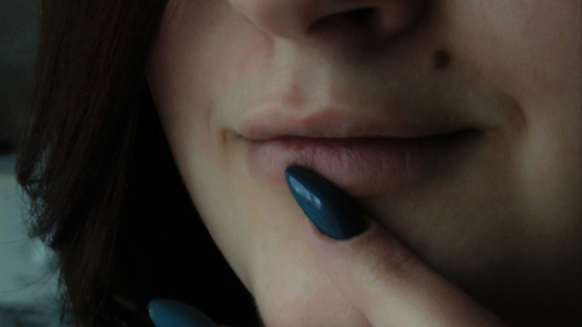 7. Ongles bleu marine