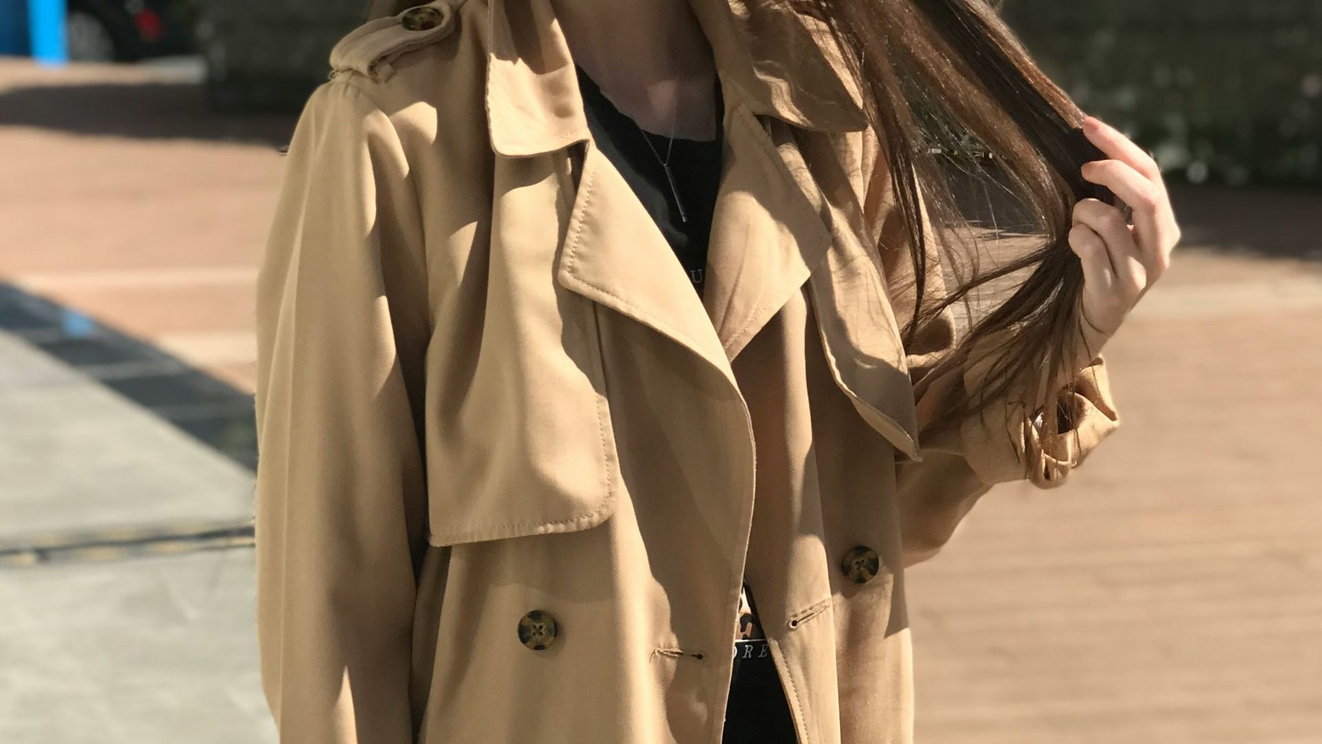 10. Un trench-coat par-dessus une robe nuisette
