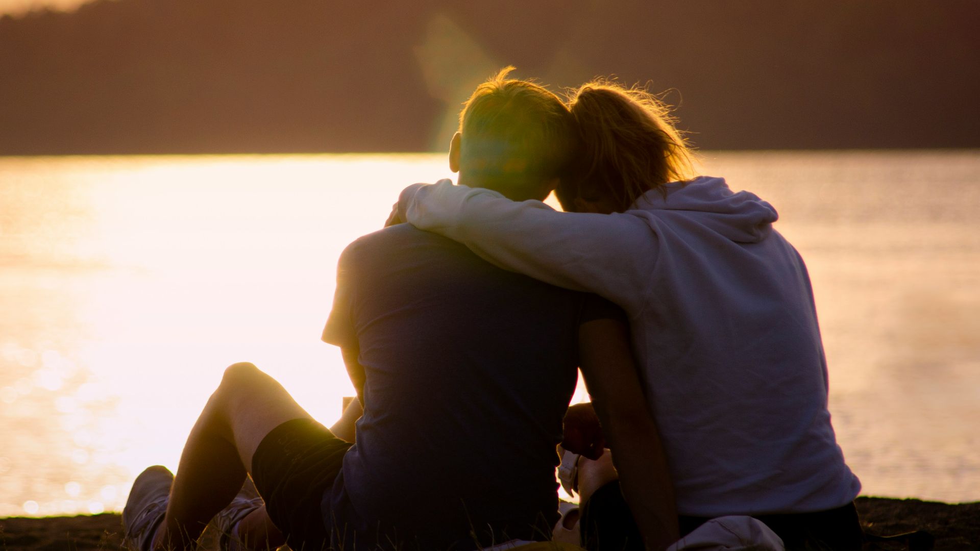 8. Ils entretiennent des contacts physiques affectueux