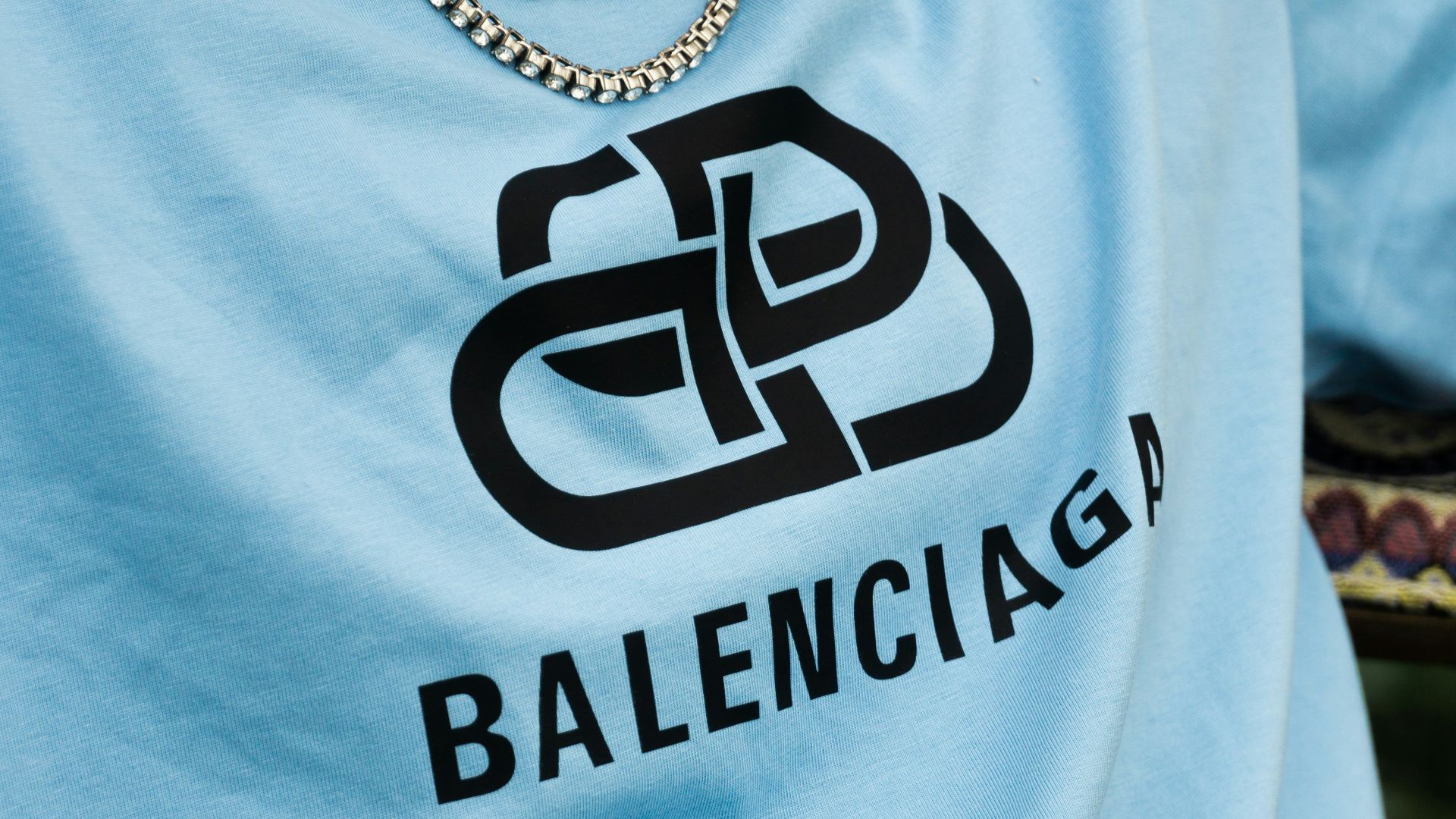 8. La folie des logos surdimensionnés