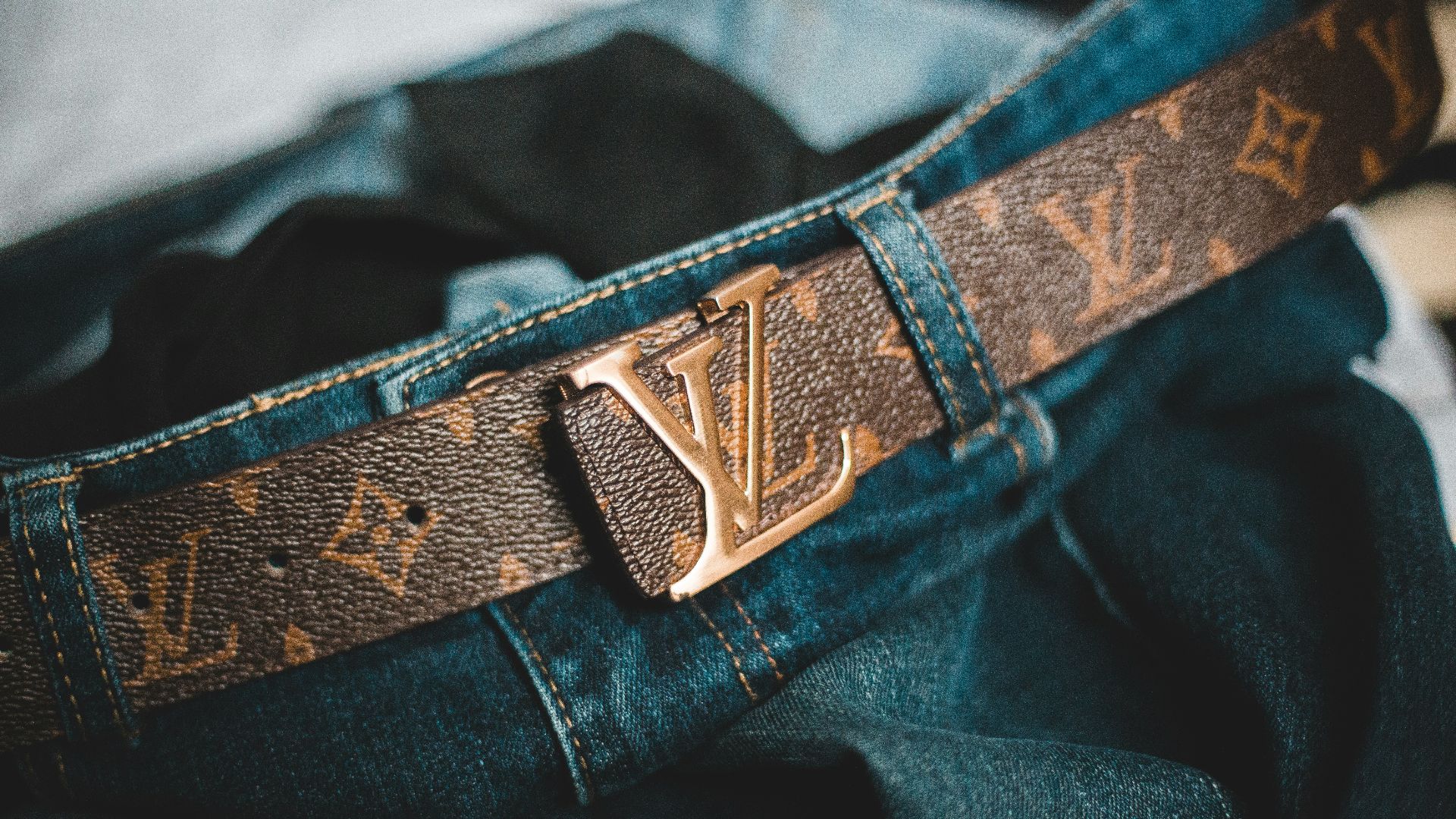 18. Une boucle de ceinture de créateur exposée