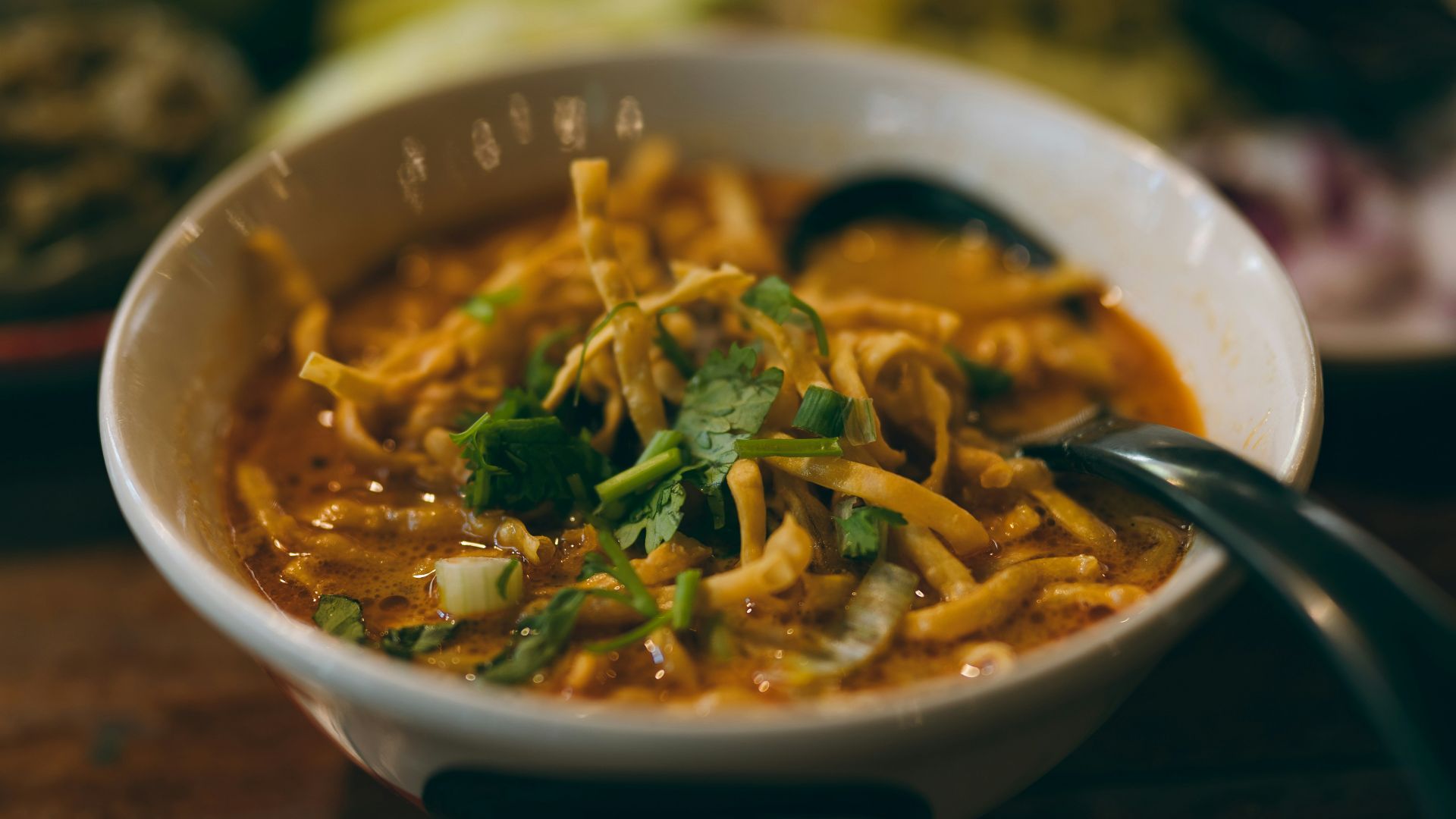 1. Khao Soi : le grand classique crémeux du nord de la Thaïlande