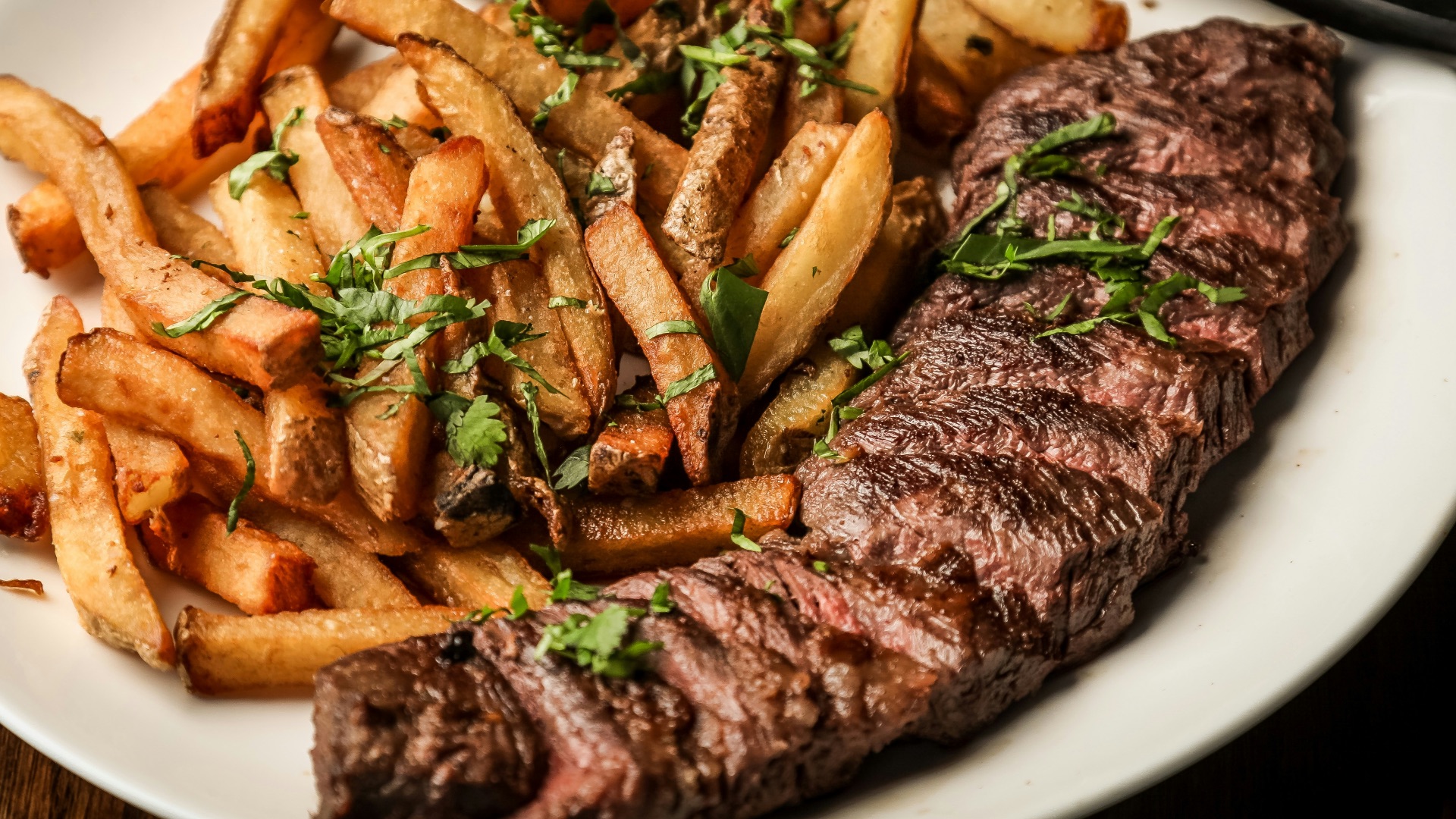 6. On peut tout à fait manger un steak avec des baguettes