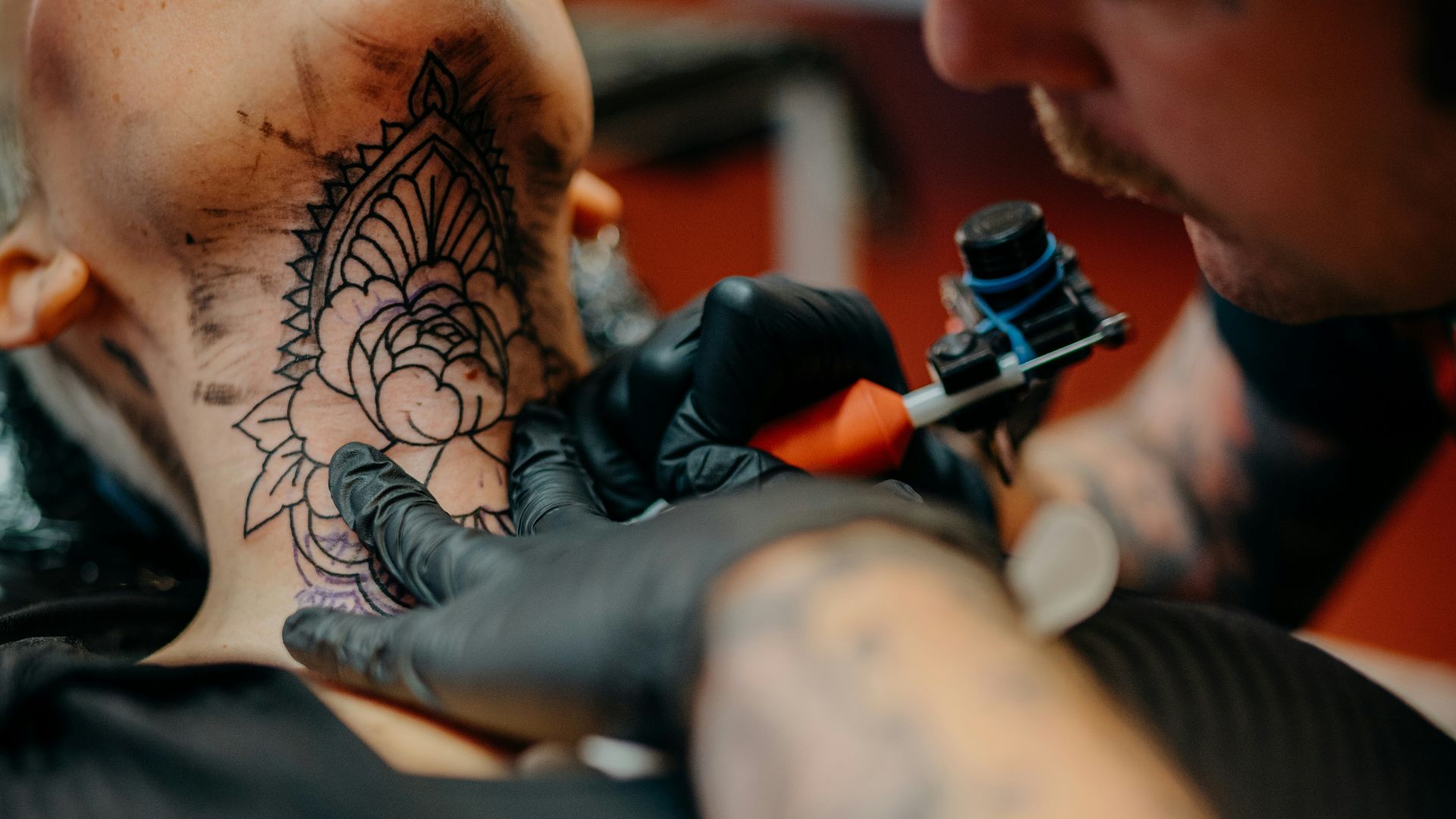 4. Les tatouages sur le cou de grande taille