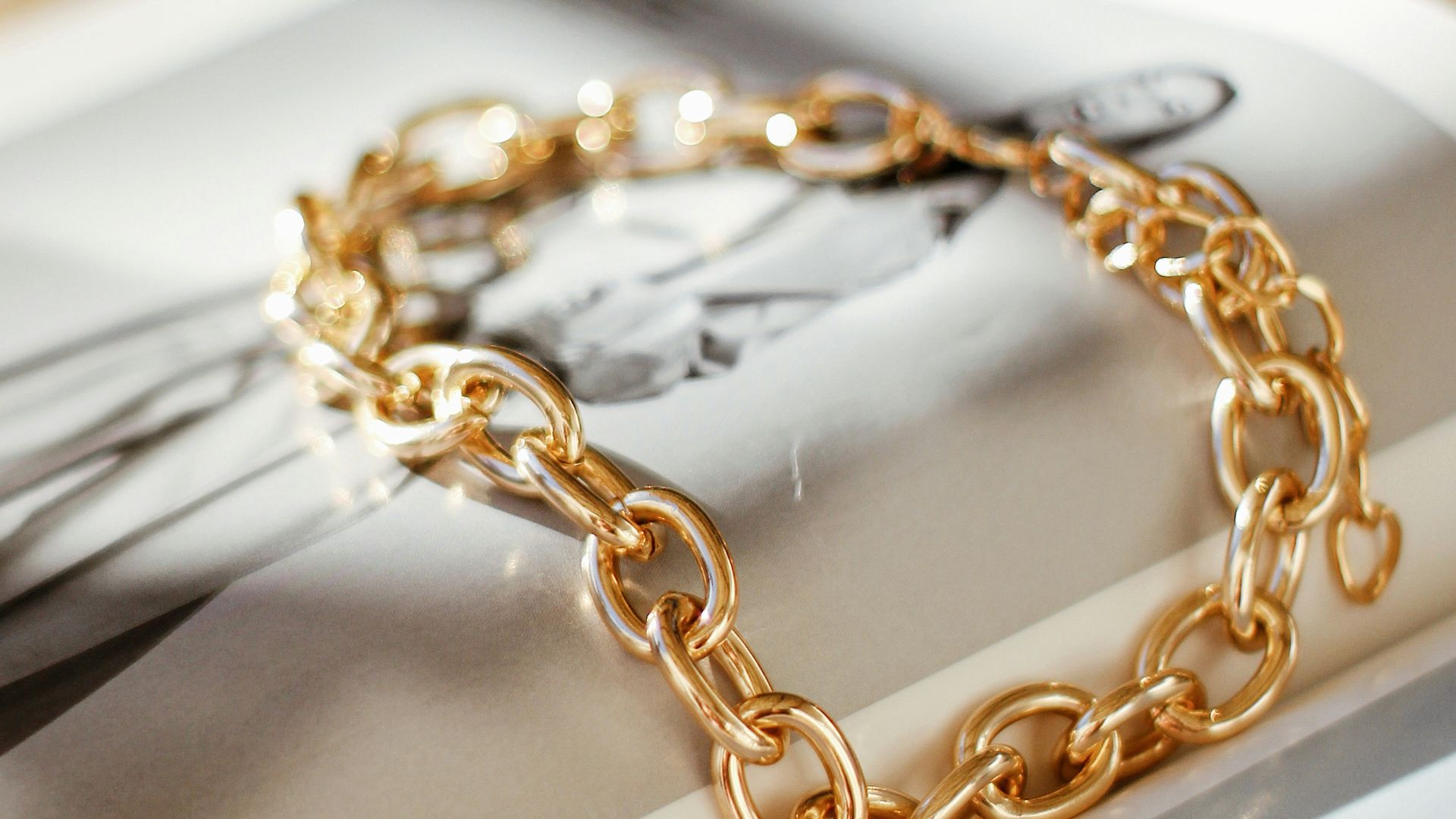 12. Bikinis métalliques accompagnés de bijoux en or imposants