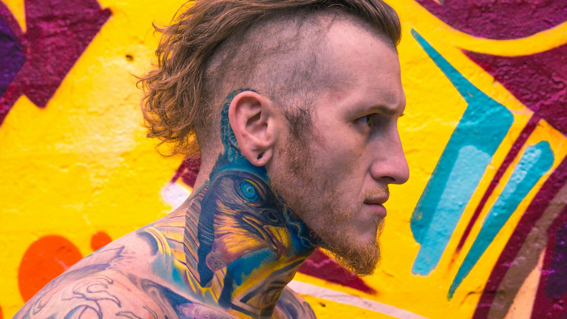 8. Les tatouages à l'encre jaune