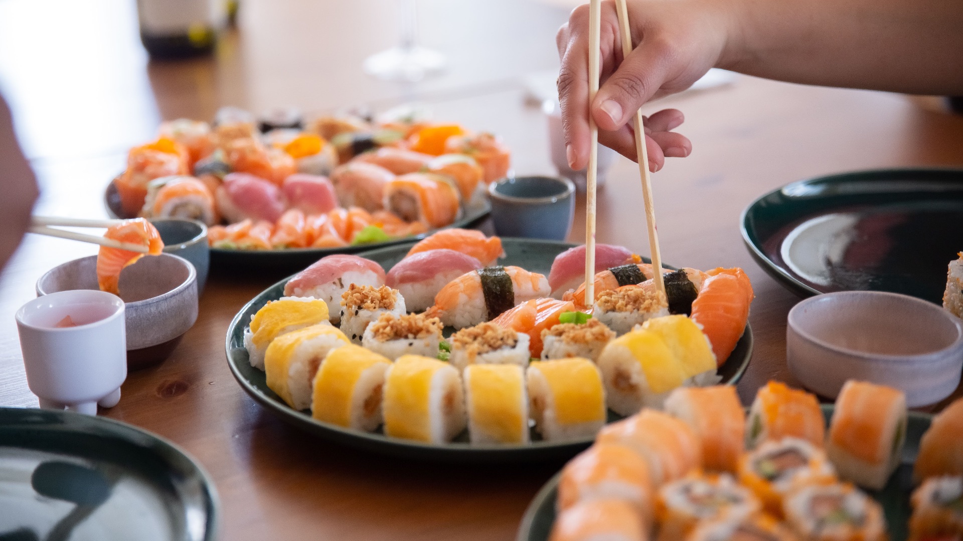 10. Ne picorez pas dans les plats à partager avec des baguettes