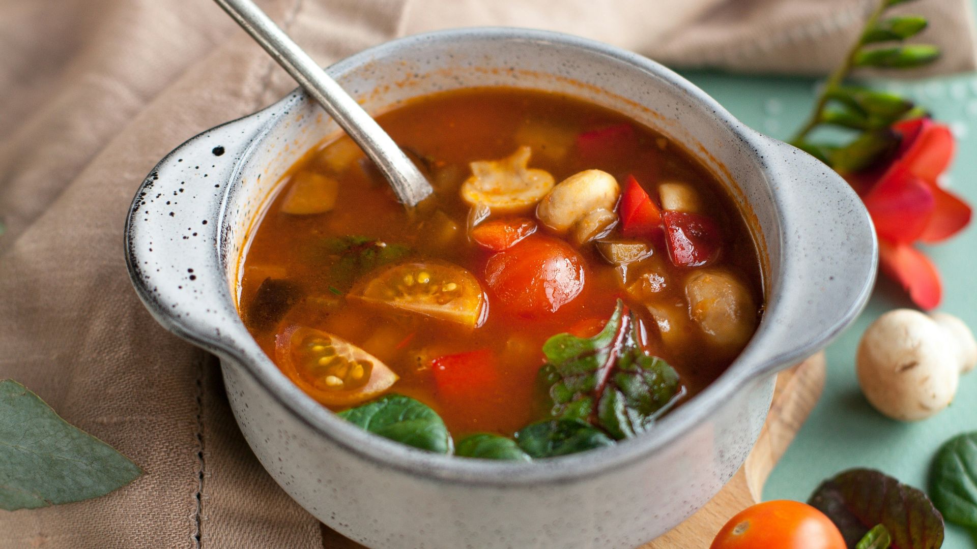 15. Soupe aux tomates, au basilic et aux haricots blancs