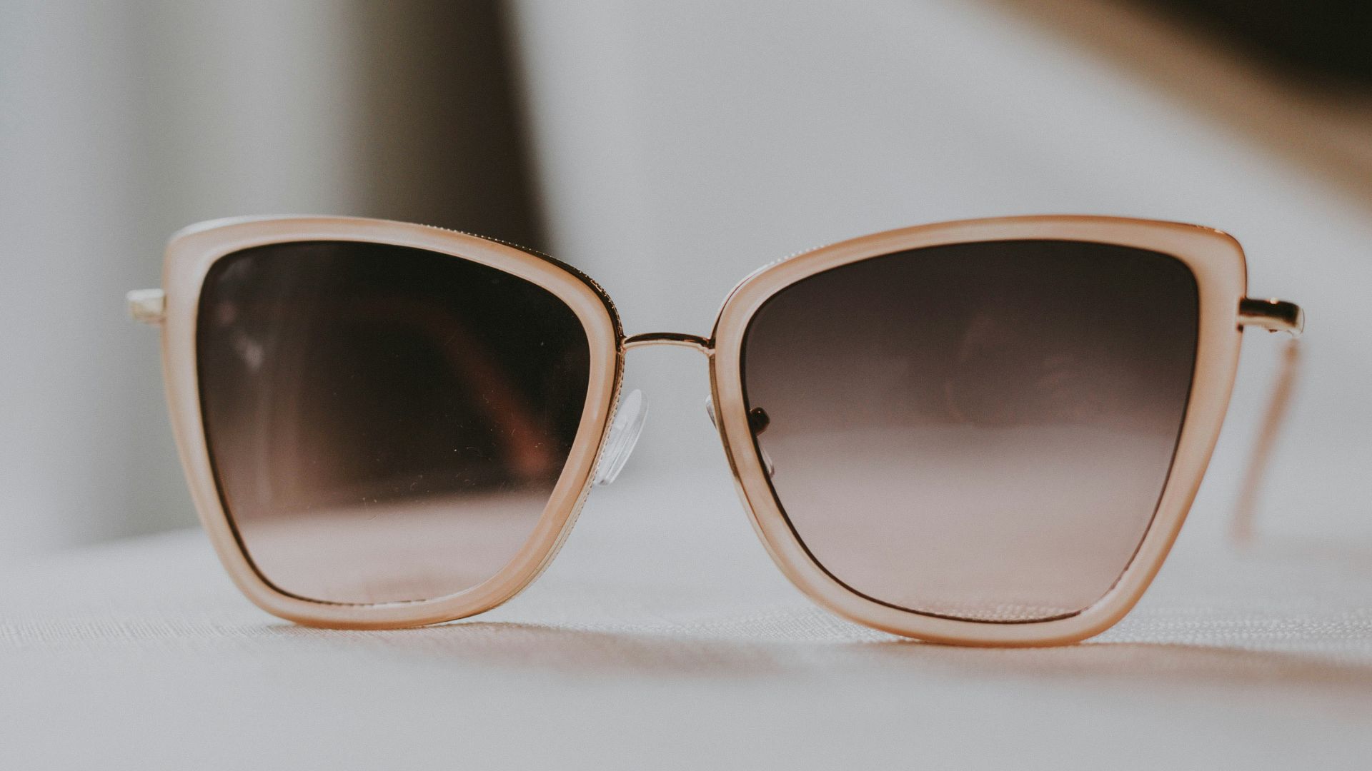 4. Lunettes de soleil oversize et touches de fourrure