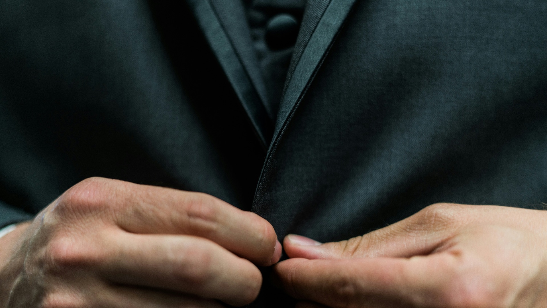 3. Boutonner tous les boutons de sa veste