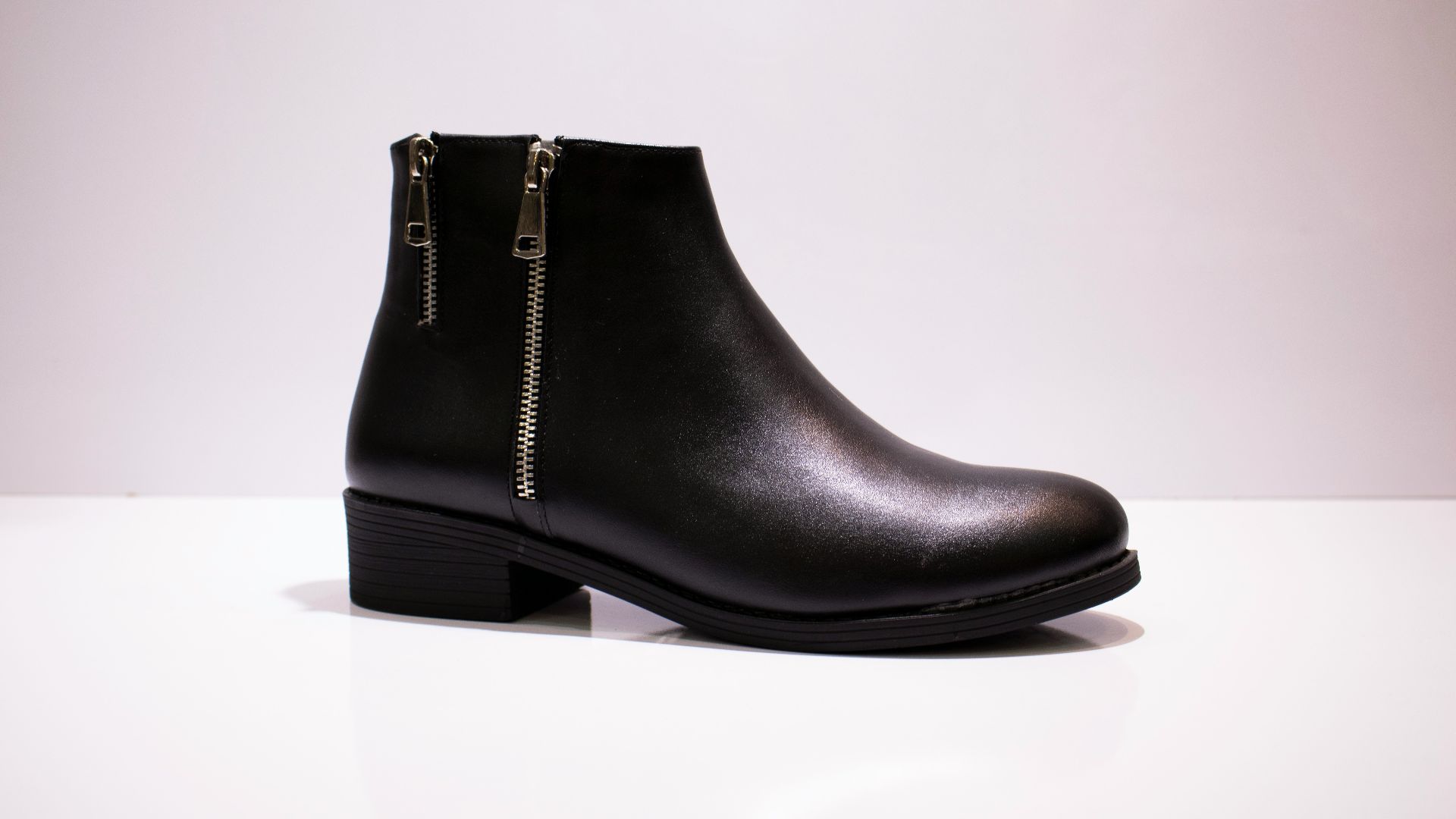 9. Des bottes en cuir au brillant miroitant