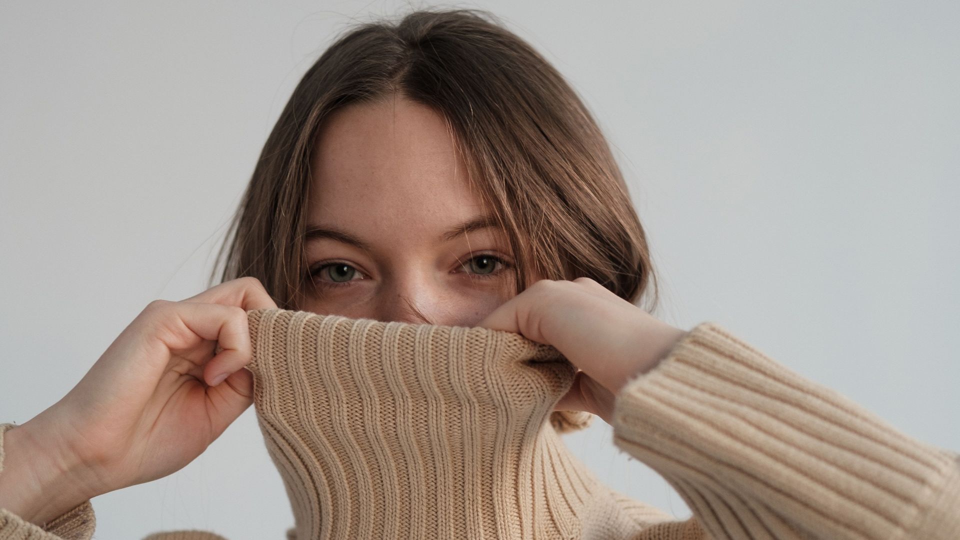 16. Le col roulé incontournable de la garde-robe capsule minimaliste