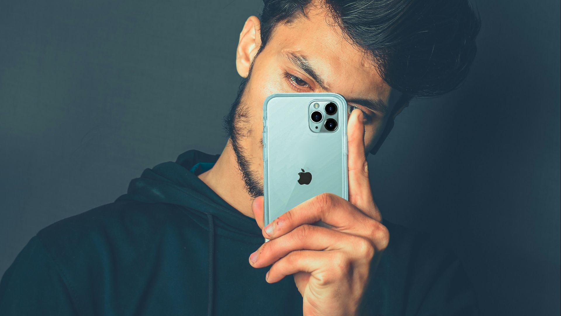 14. Un selfie devant un miroir avec filtre sur chaque photo