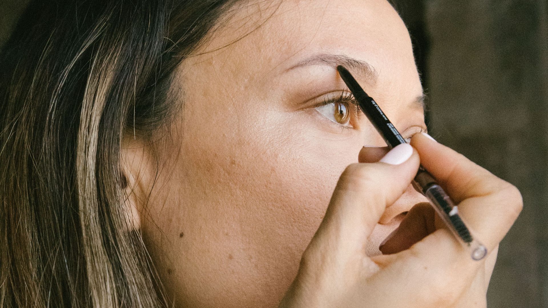 5. Des sourcils très fins, dessinés au crayon