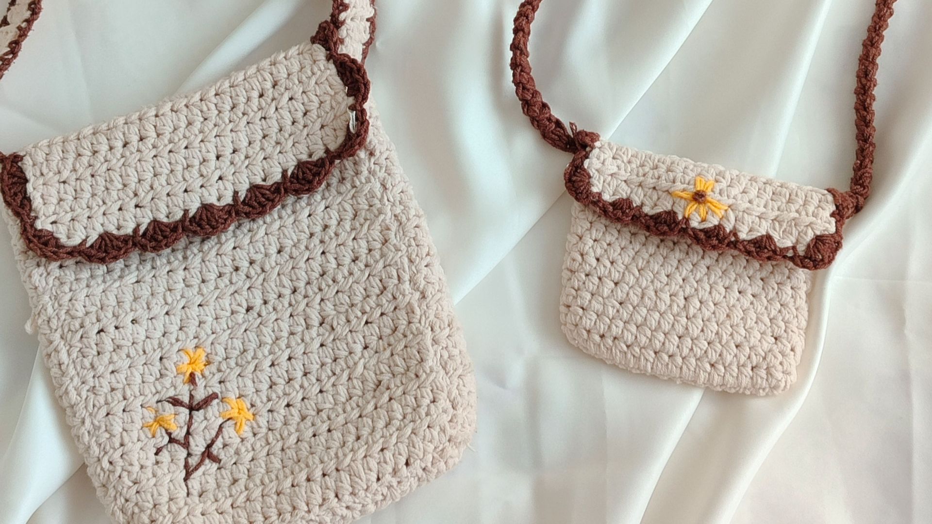 1. Un sac à bandoulière en raphia