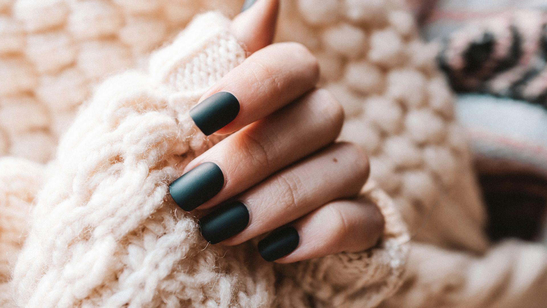 11. Ongles vert foncé