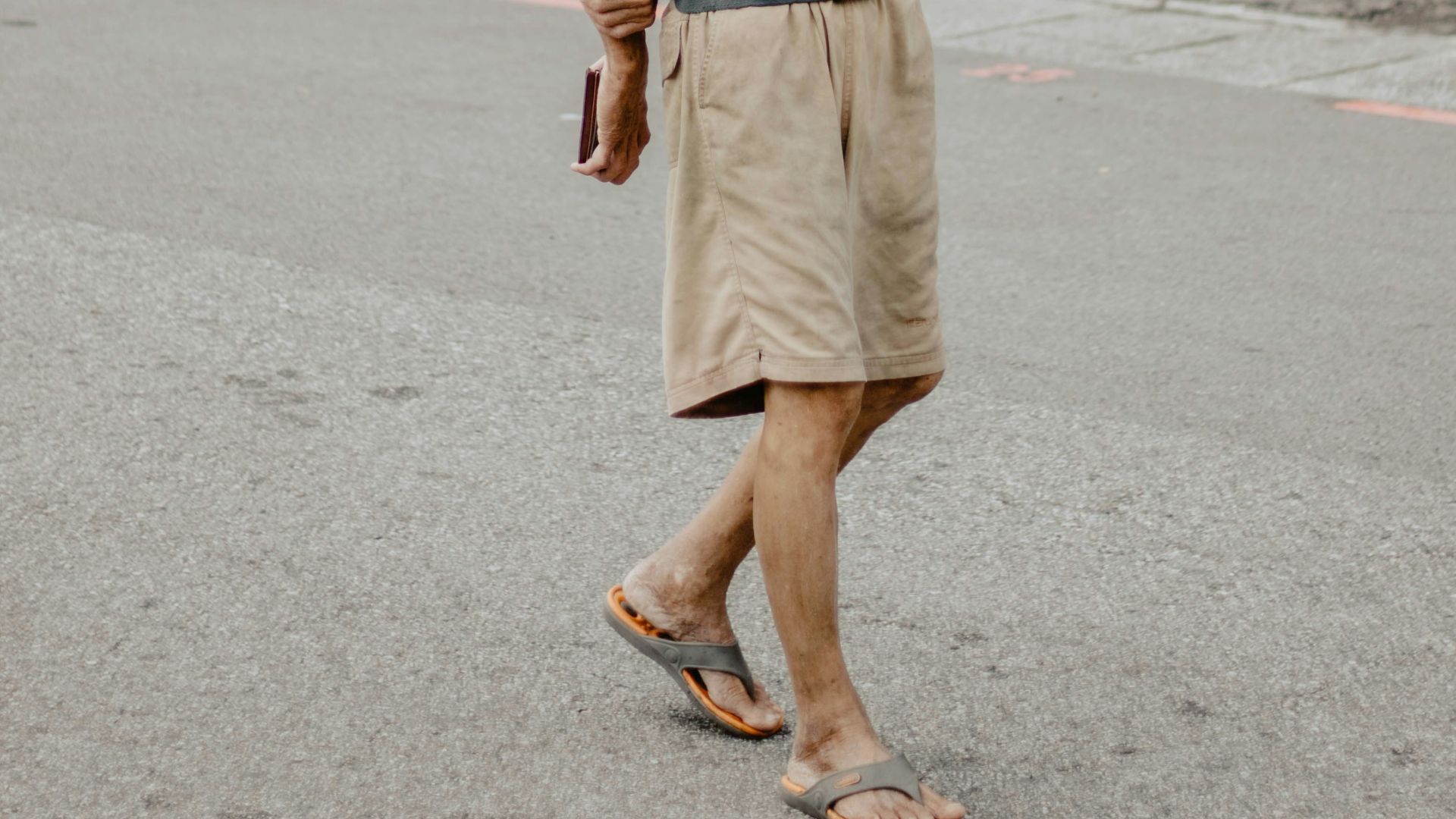12. Short arrivant aux genoux et tongs