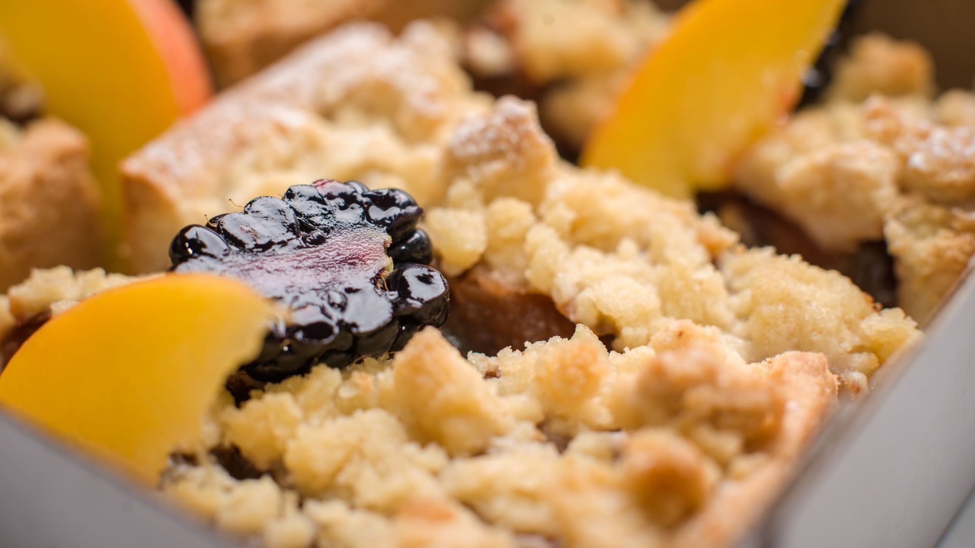 19. Crumble aux mûres et aux pêches