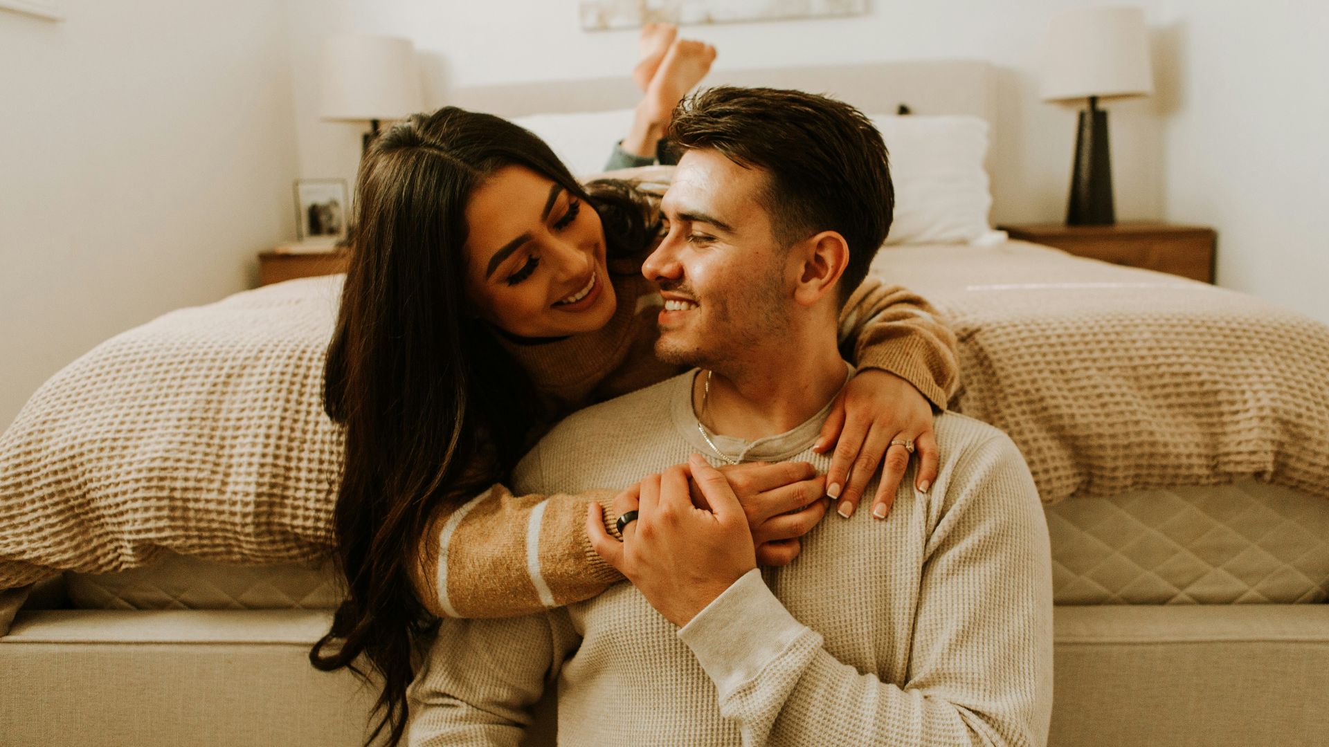 10 gestes des hommes que les femmes trouvent vraiment mignons… et 10 qui semblent plutôt calculés