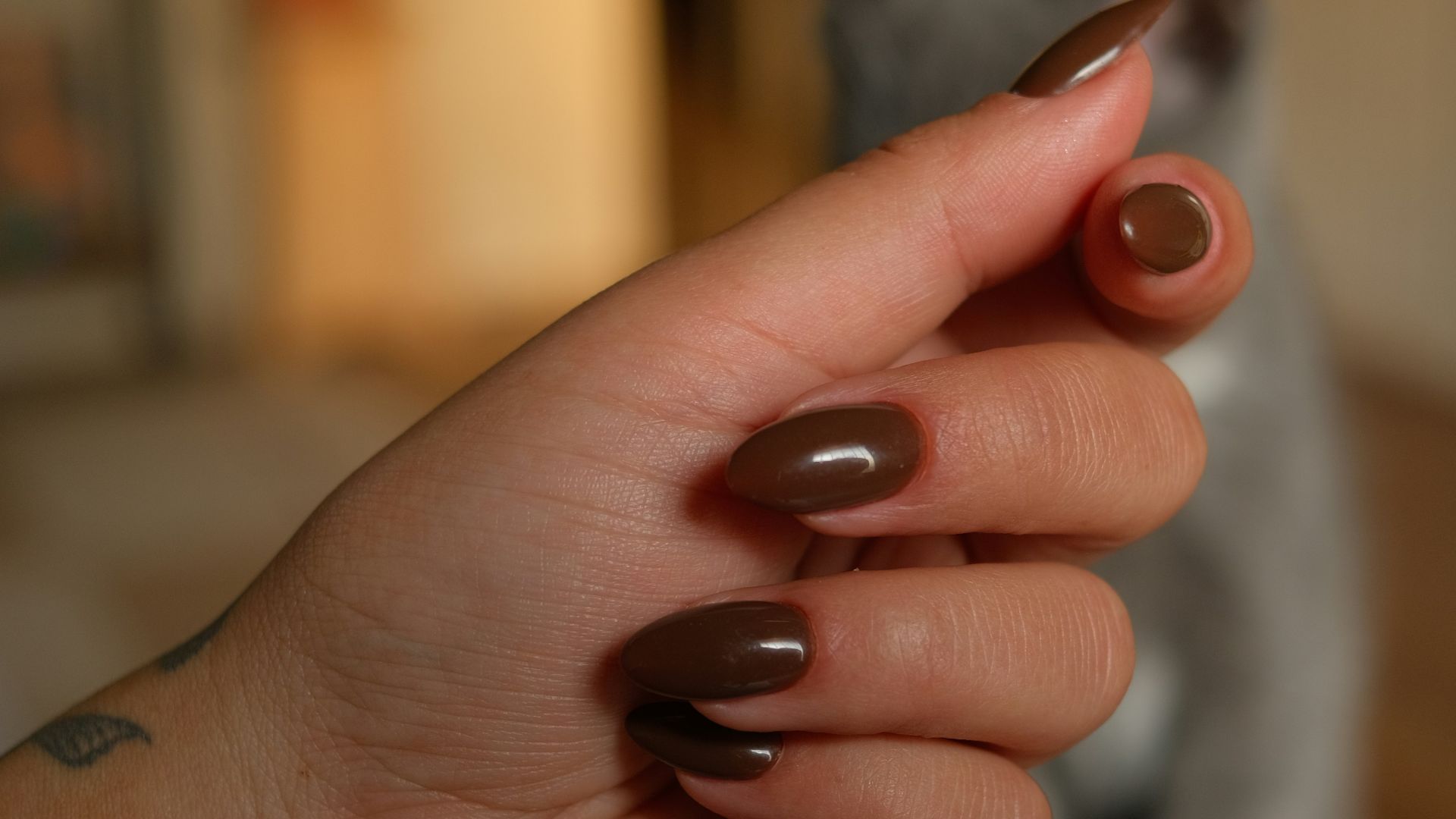 15. Ongles brun chocolat brillants