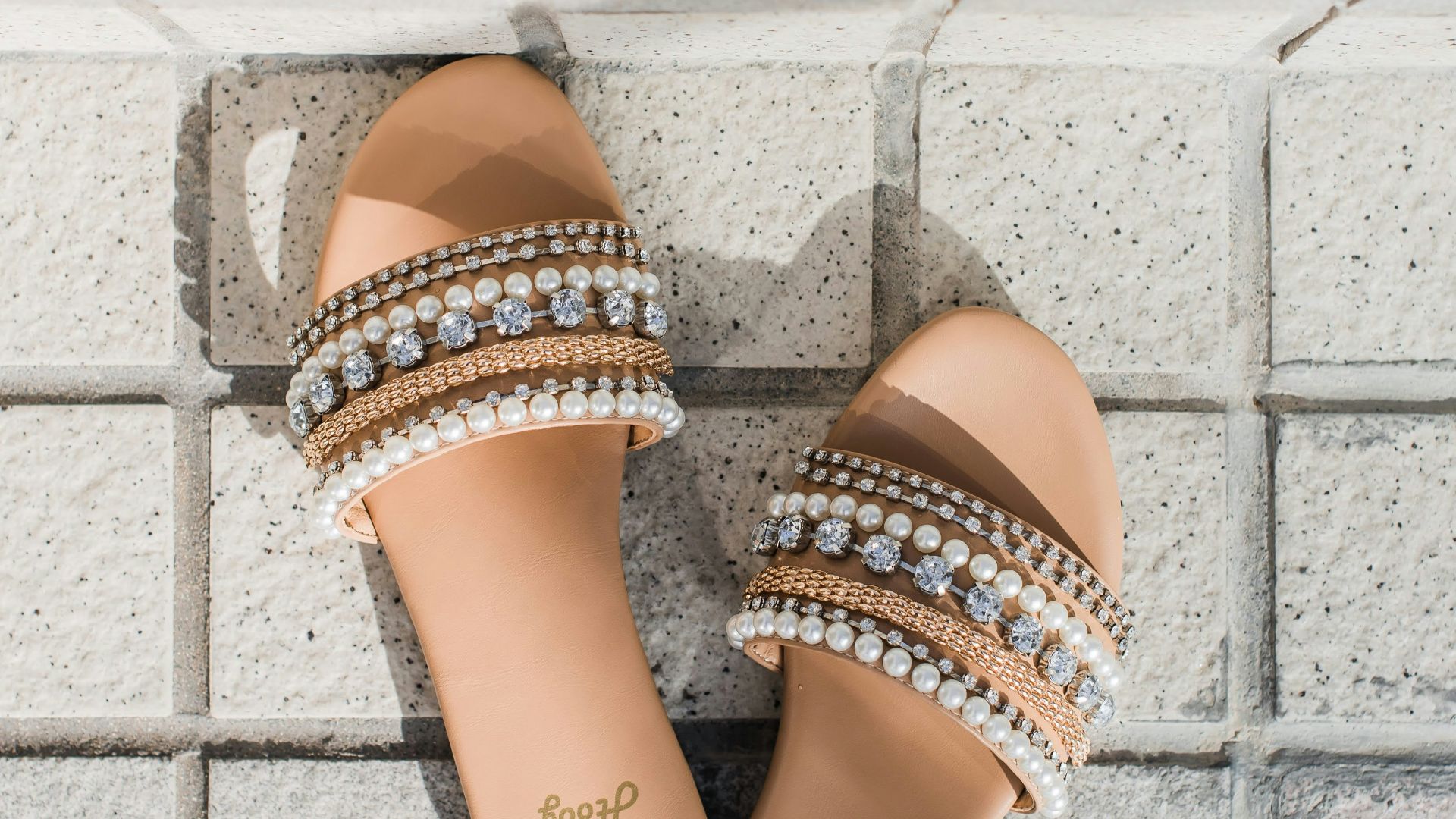 14. Sandales ornées de strass