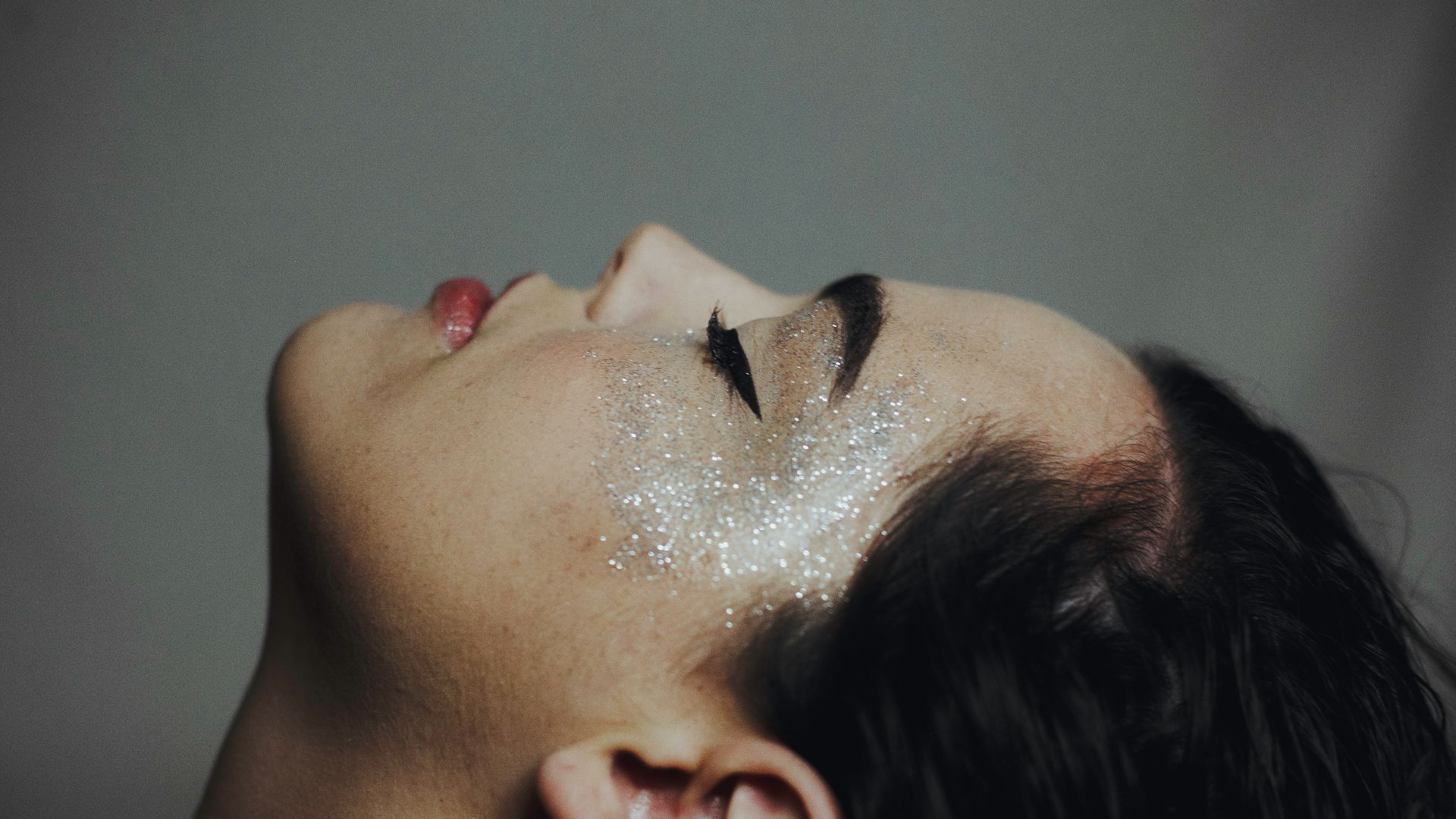 4. Ombre à paupières blanche givrée sous le sourcil