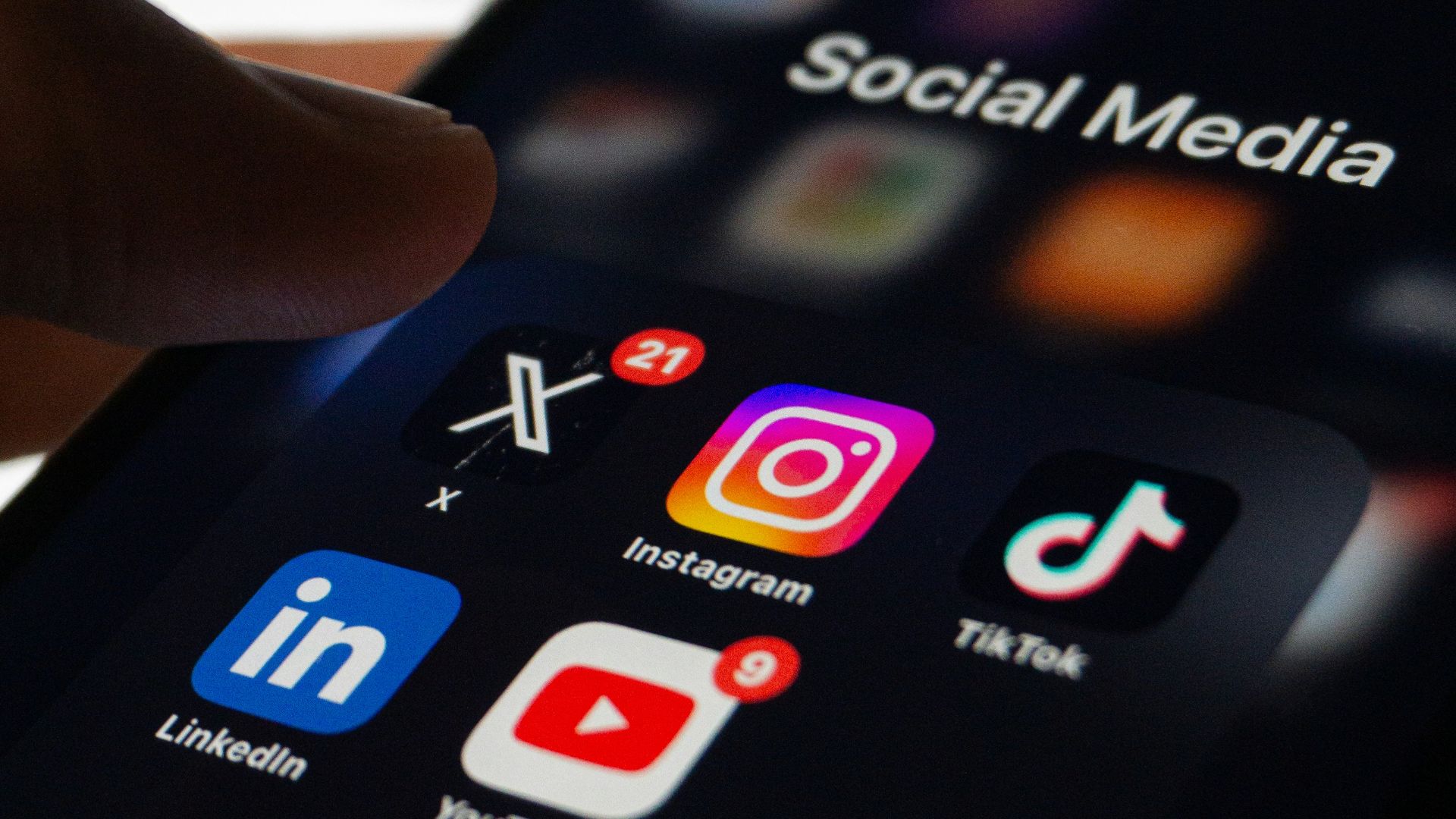 4. Le silence stratégique sur les réseaux sociaux