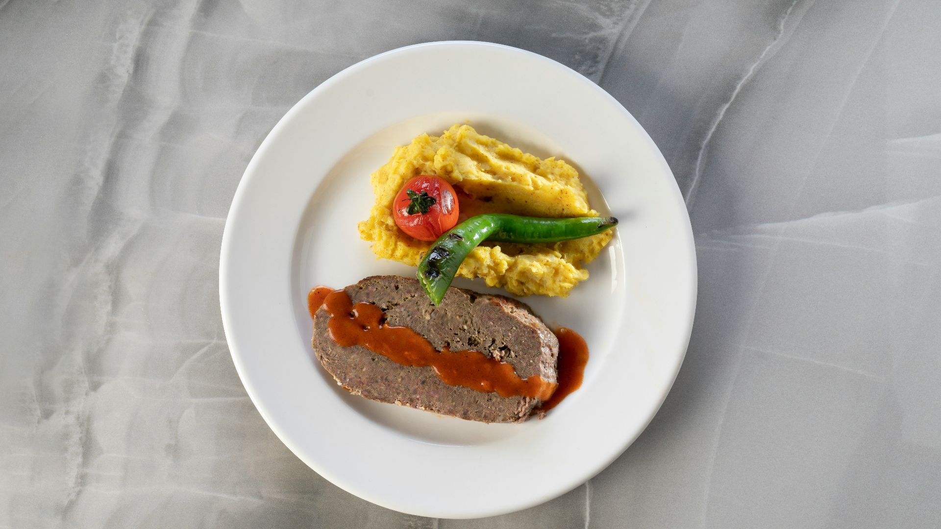 8. Pain de viande accompagné de purée de pommes de terre