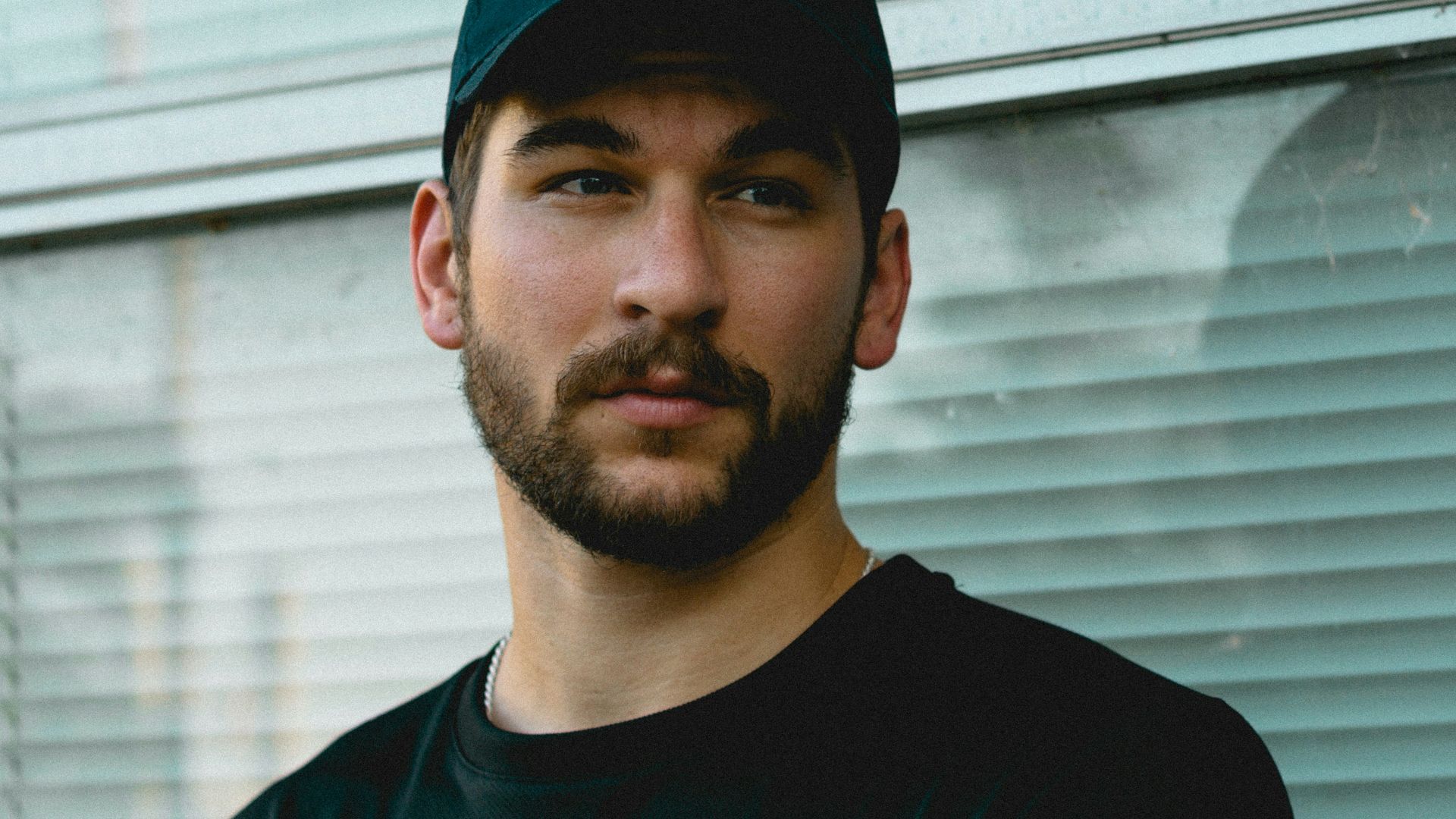 1. Noir