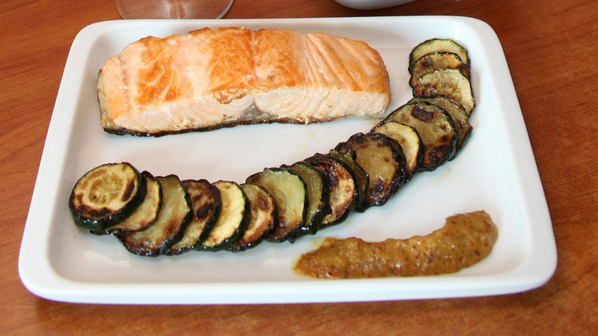 9. Saumon accompagné d'une salade de concombres