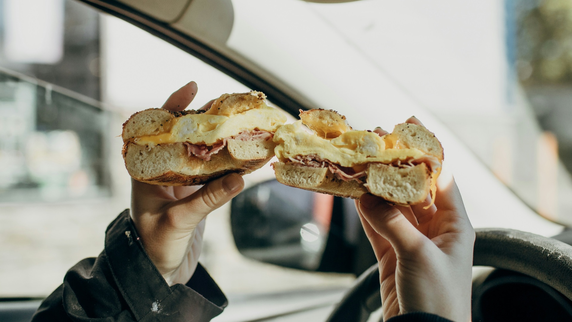 6. Tu manges des plats qui salissent dans la voiture