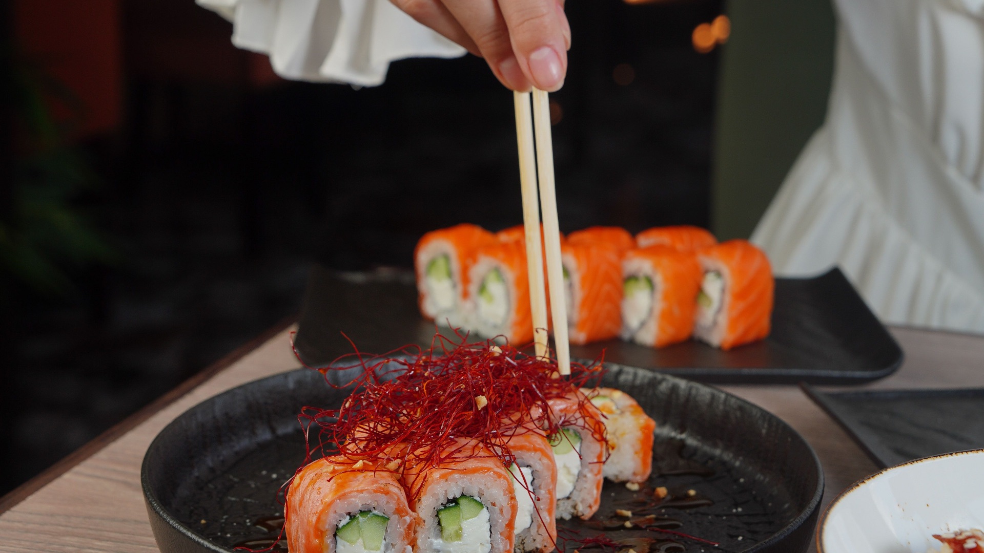 9. Piquer les sushis avec ses baguettes