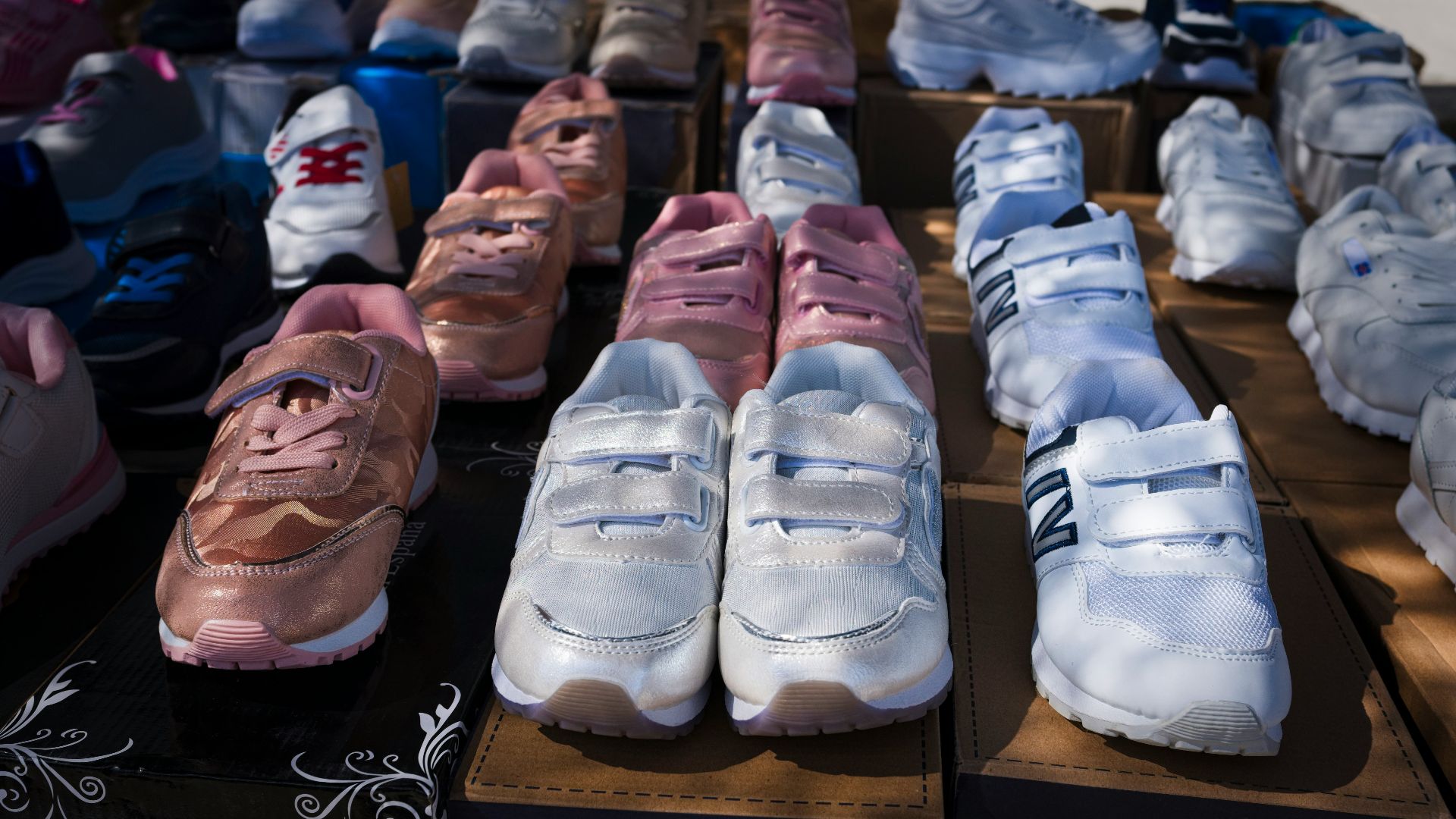 15. Chaussures de marche à fermeture Velcro pour un usage quotidien