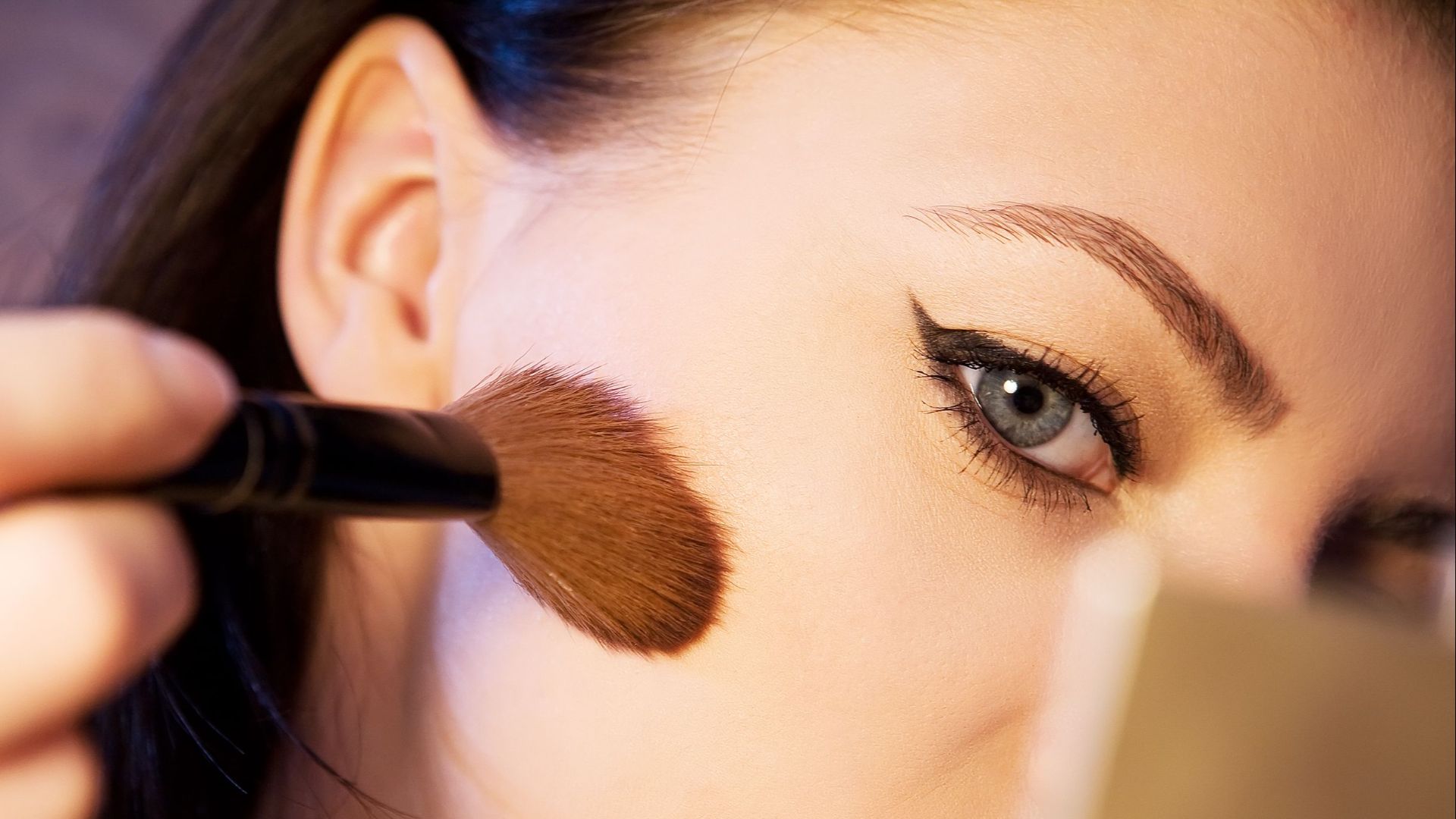 9. Appliquez la poudre mate douce uniquement là où la peau brille