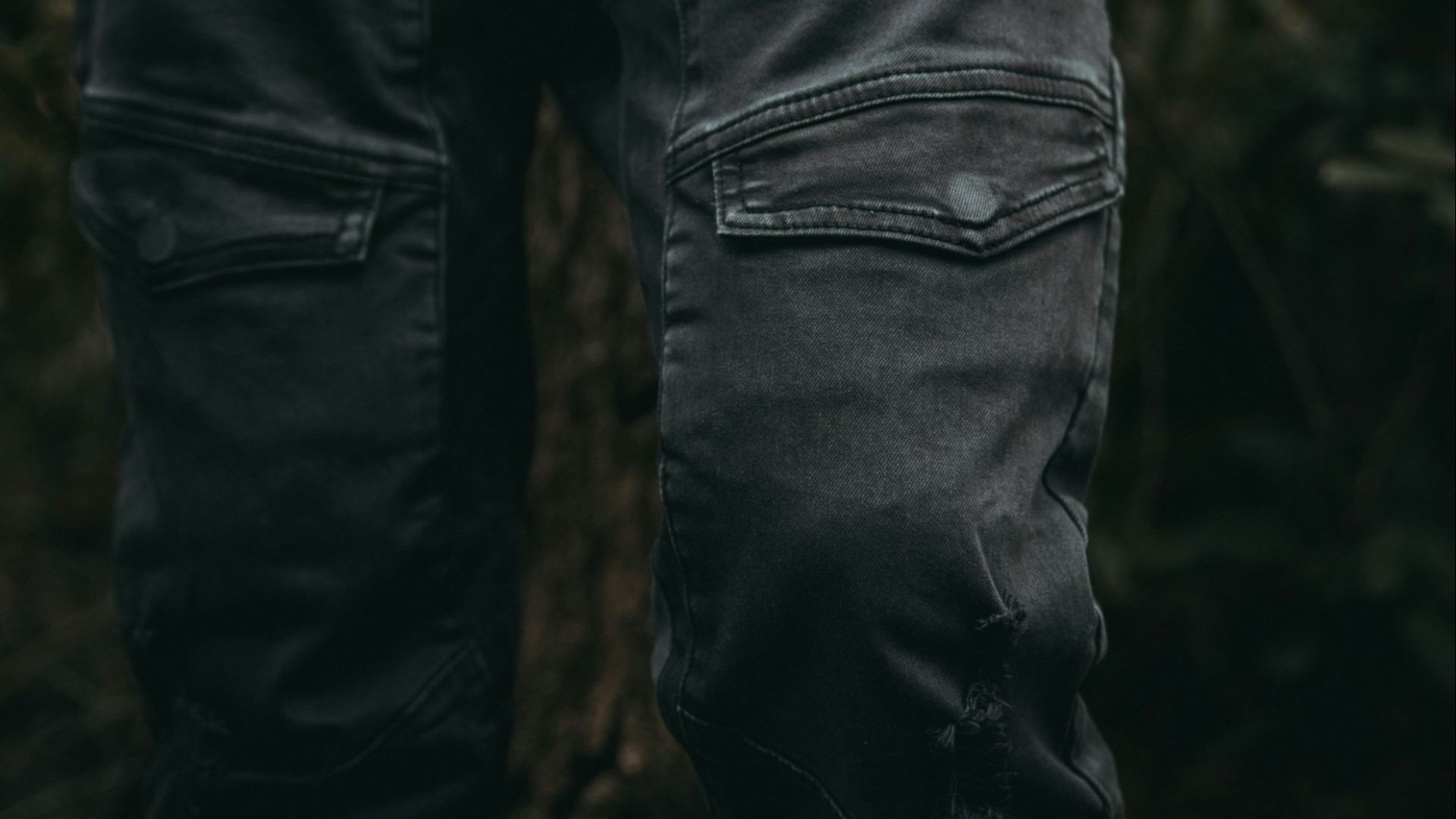 3. Les pantalons cargo offrent un espace de rangement indispensable
