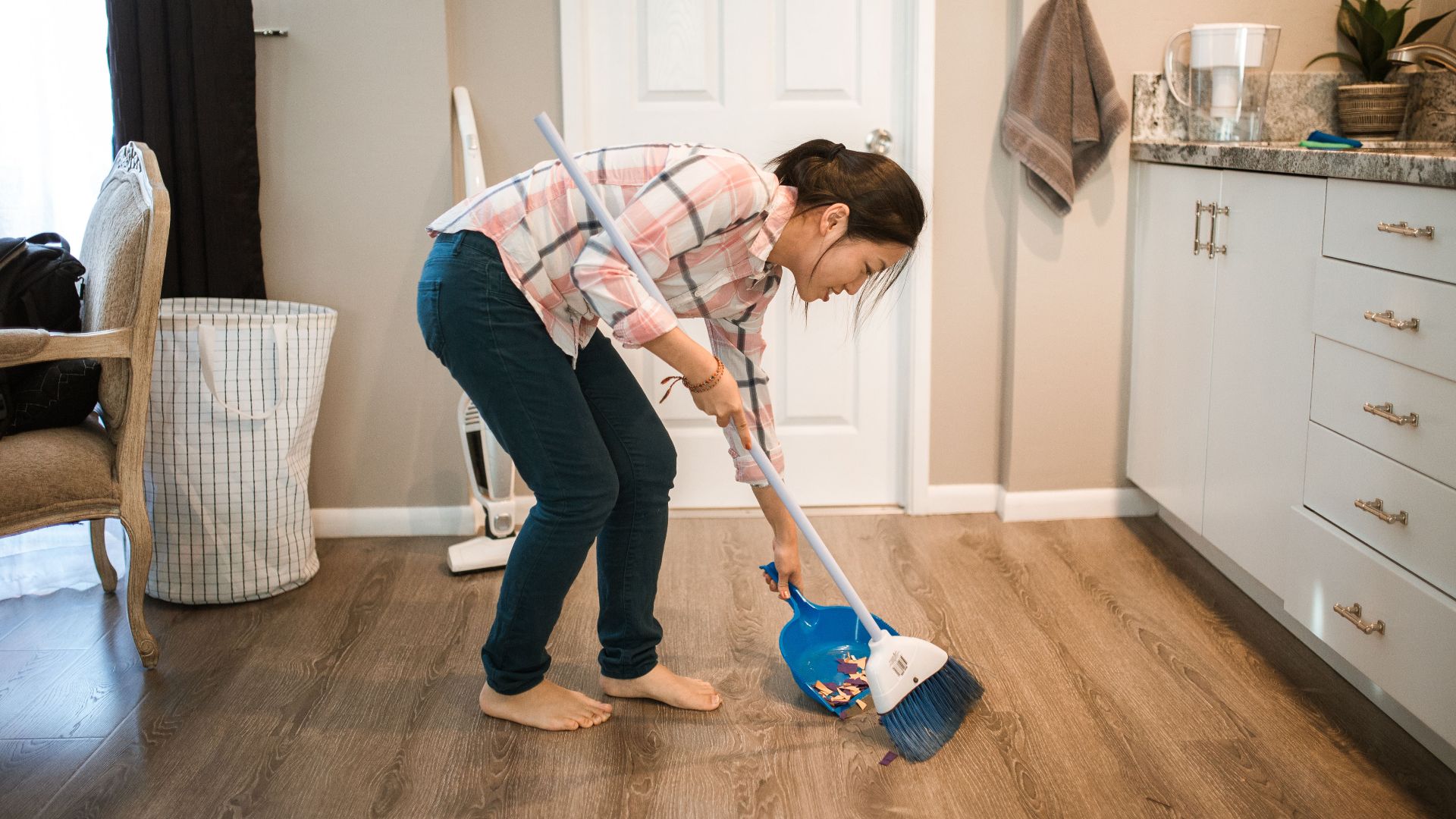 5. Refuser de donner un coup de main à la maison