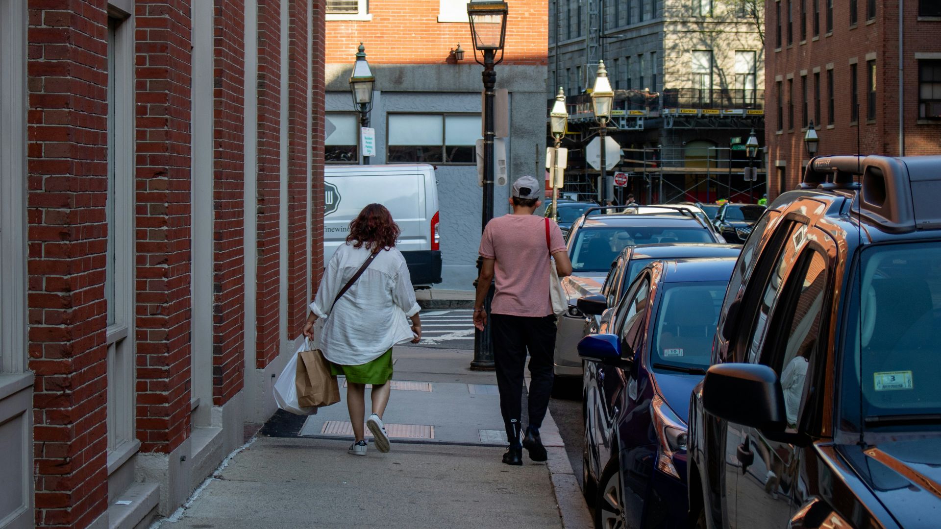 1. Marcher du côté de la rue sur le trottoir