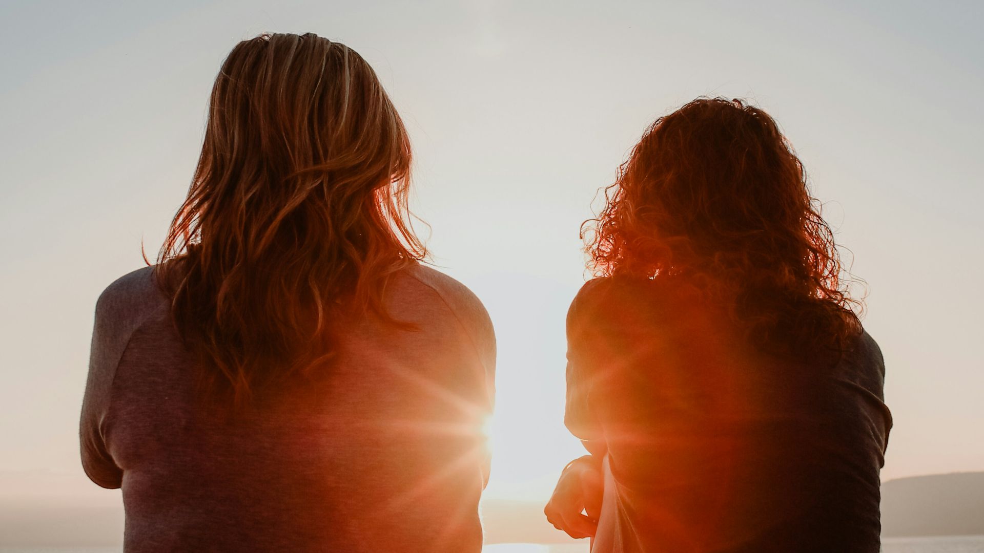 6. Elle pose des questions sur toi à ses amis