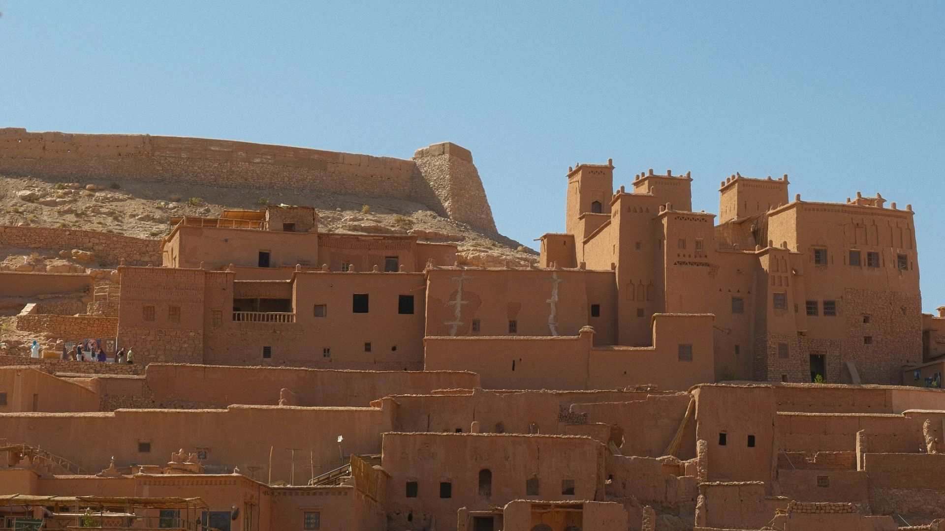 8. Une maison en briques de terre crue qui avait besoin d'être entretenue