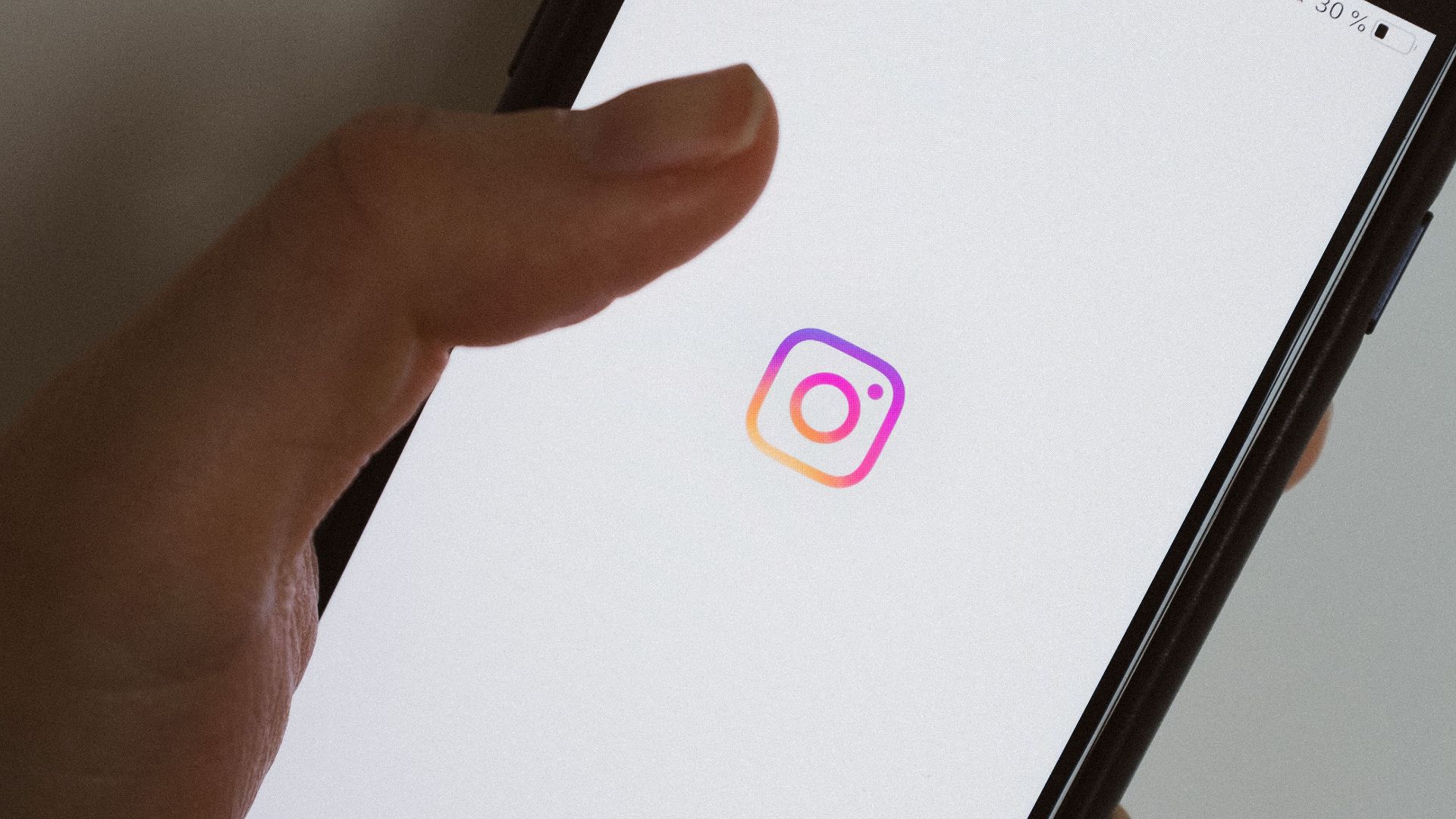 12. Vérifier sans cesse leurs réseaux sociaux