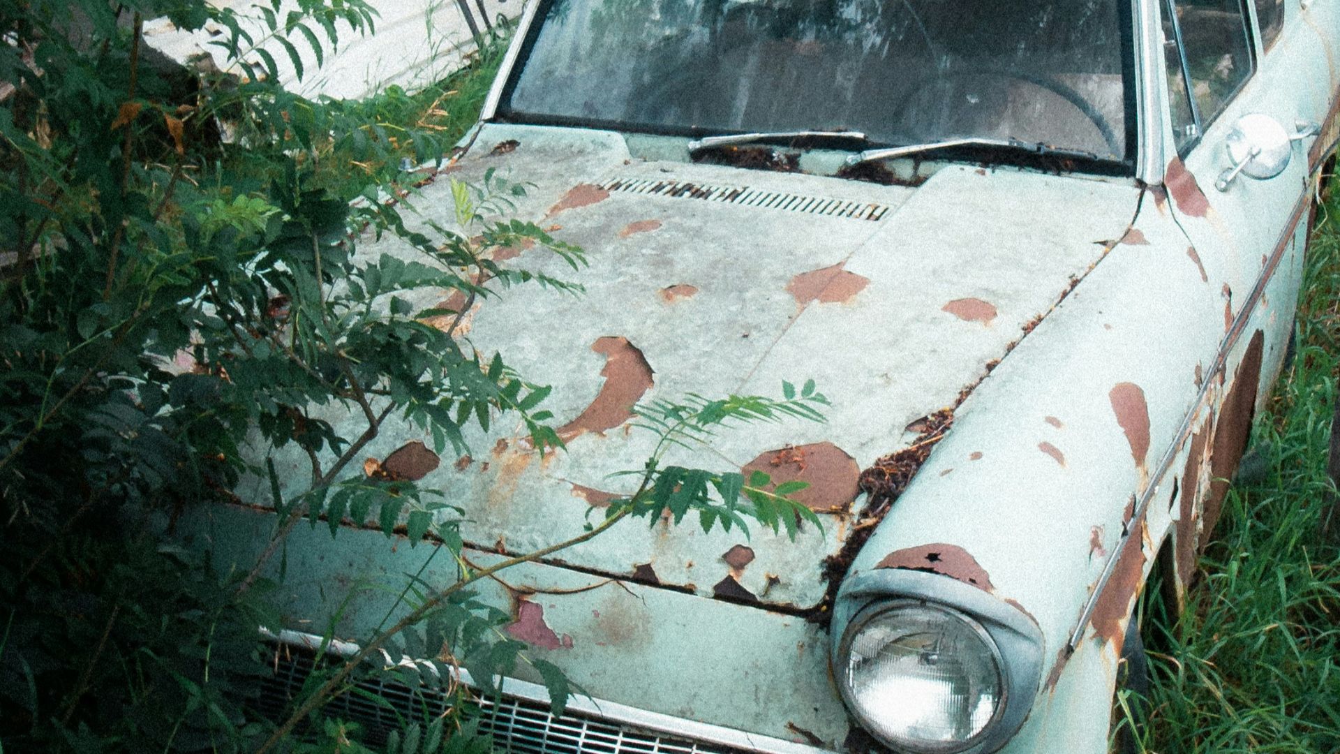 10. Les sangles et les supports du réservoir de carburant