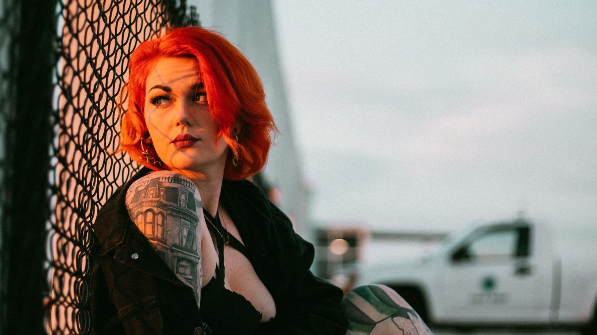 20. Tatouages visibles, piercings et couleurs de cheveux artificielles