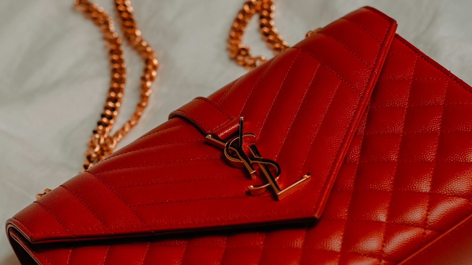 1. Des logos de créateurs de la tête aux pieds