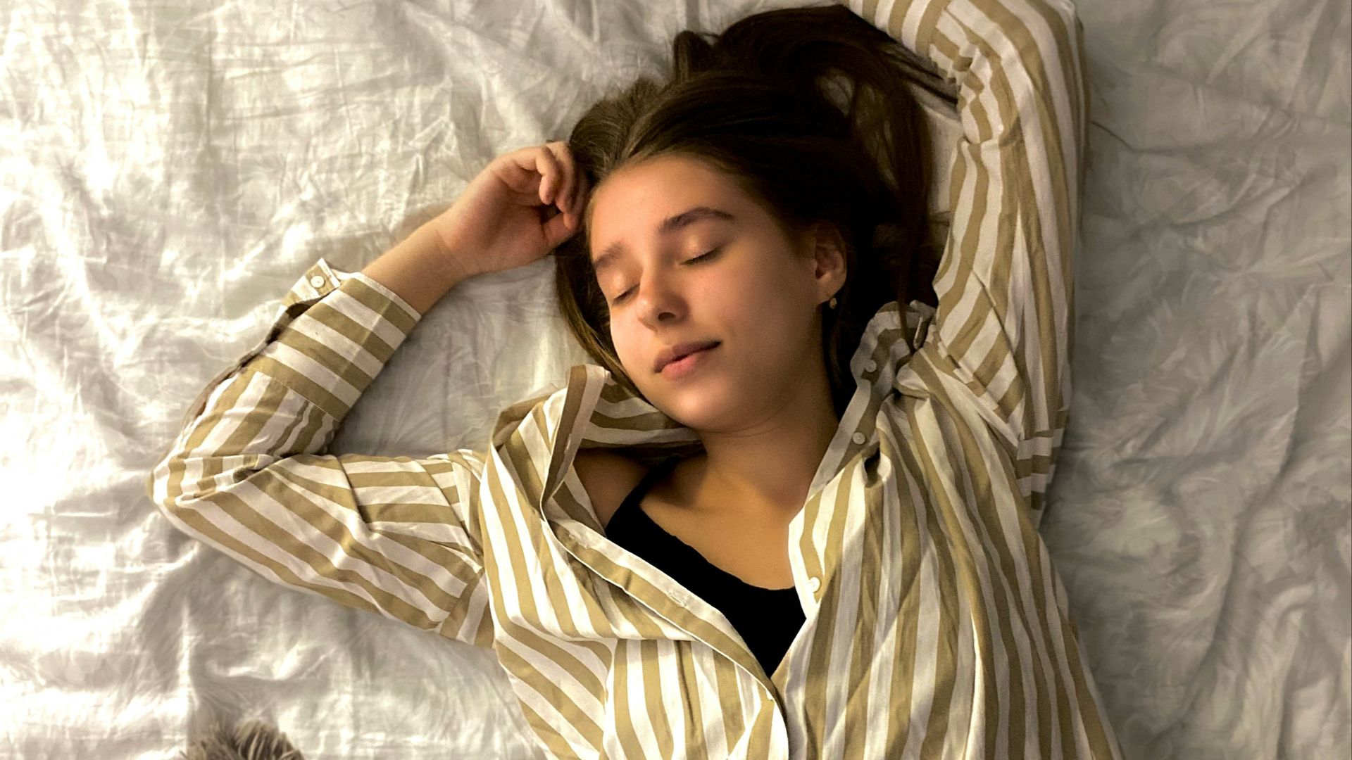 8. Dormir sur le dos, un bras tendu au-dessus de la tête