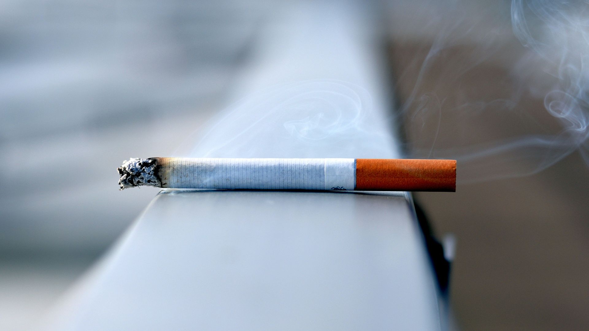 2. La fumée de cigarette qui imprègne les vêtements