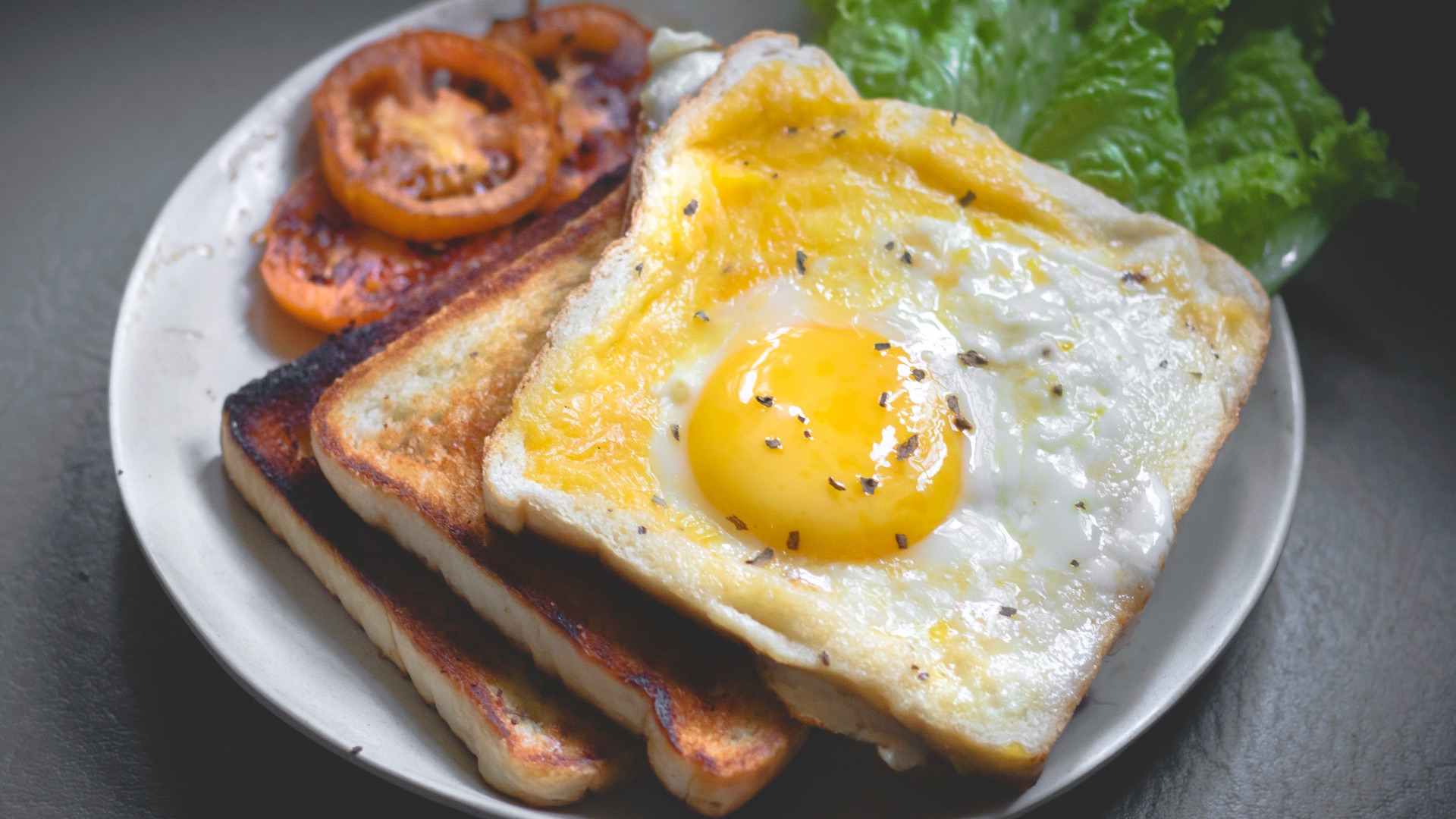 Oeufs et tartines de pain complet