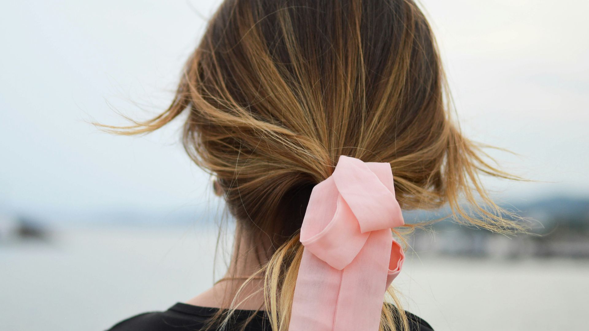 20. Un élastique à cheveux au poignet