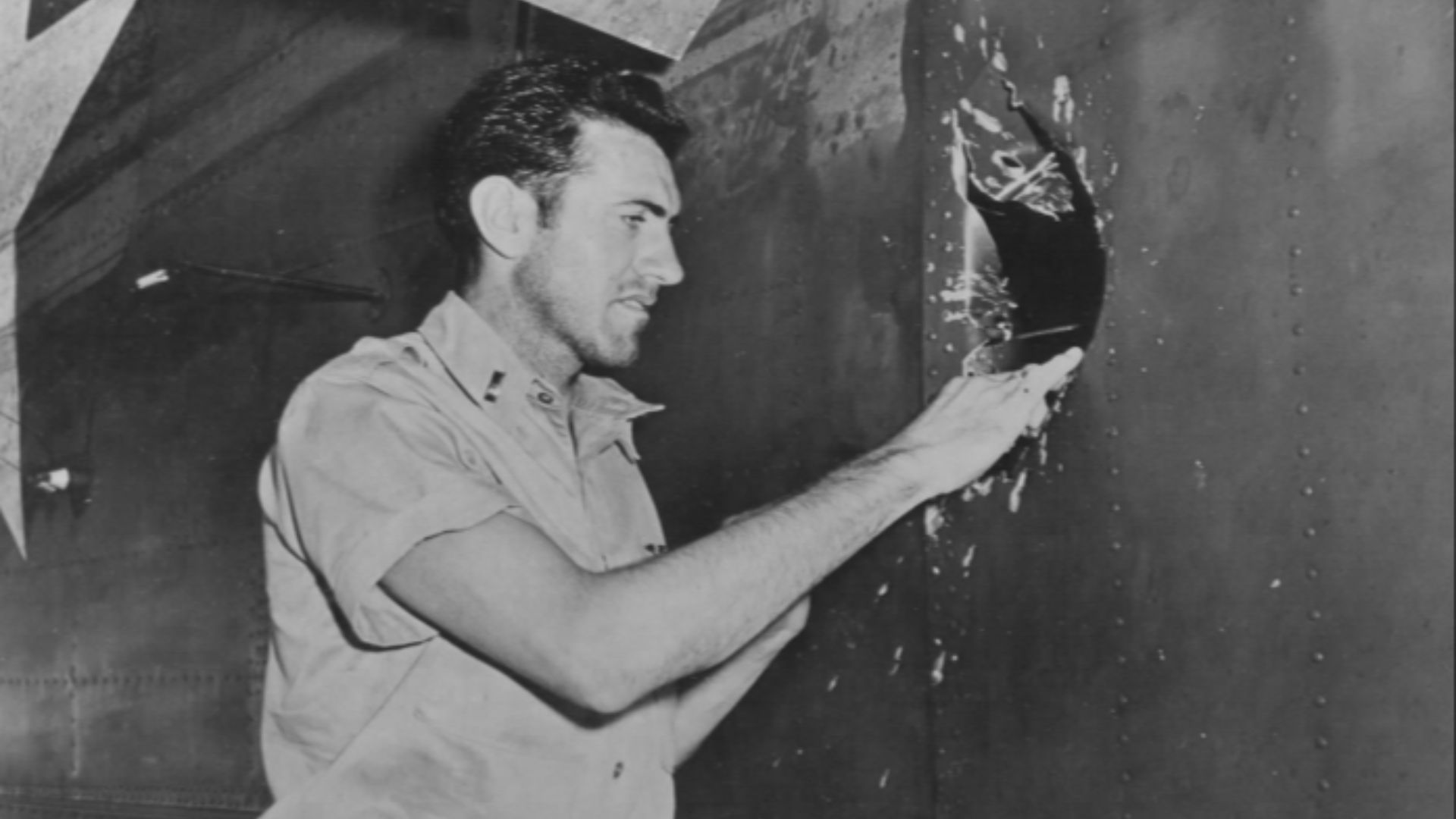 16. Louis Zamperini a survécu au crash de son bombardier