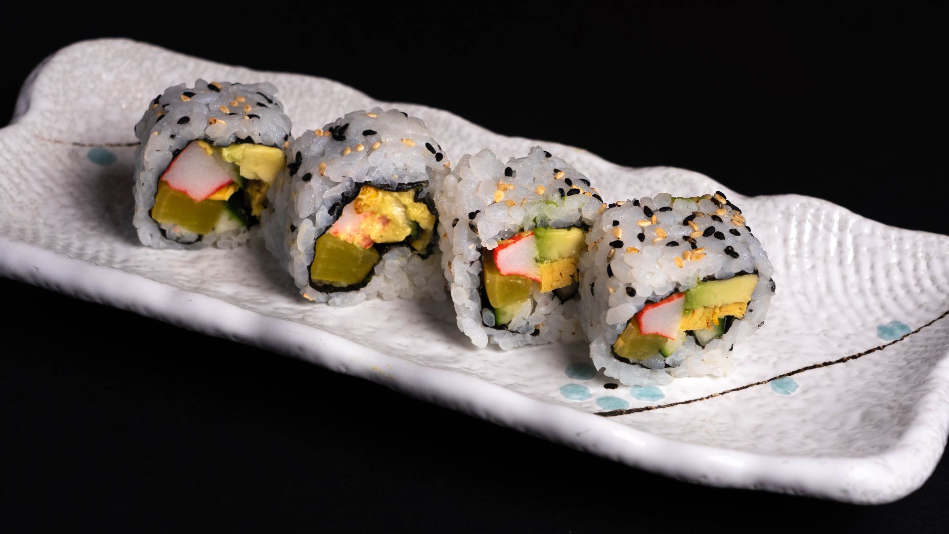 10. California Roll à la salade de crabe épicée